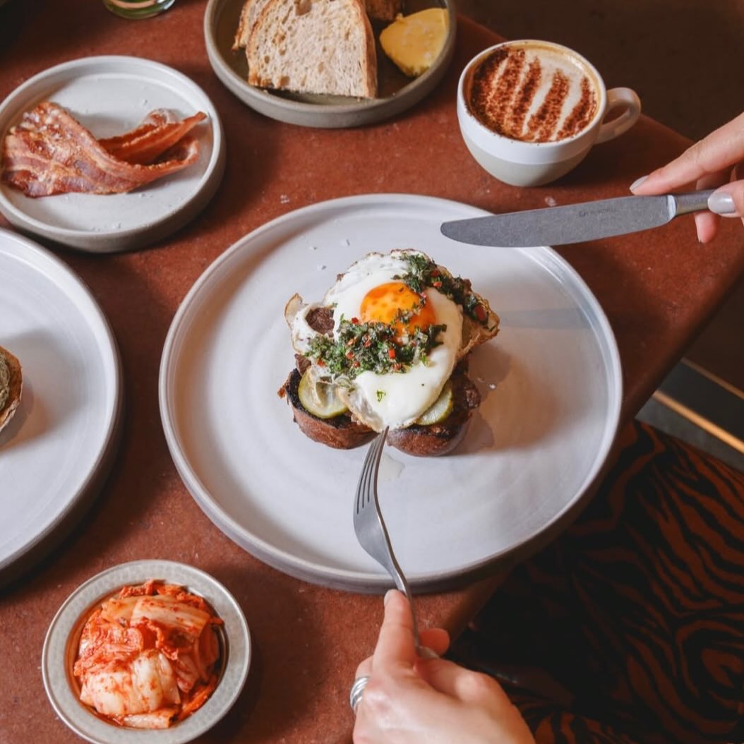 Our square-sided dinner plate served with delicious breakfast @ara.ldn
#handmade #dinnerware #plate #london #breakfast