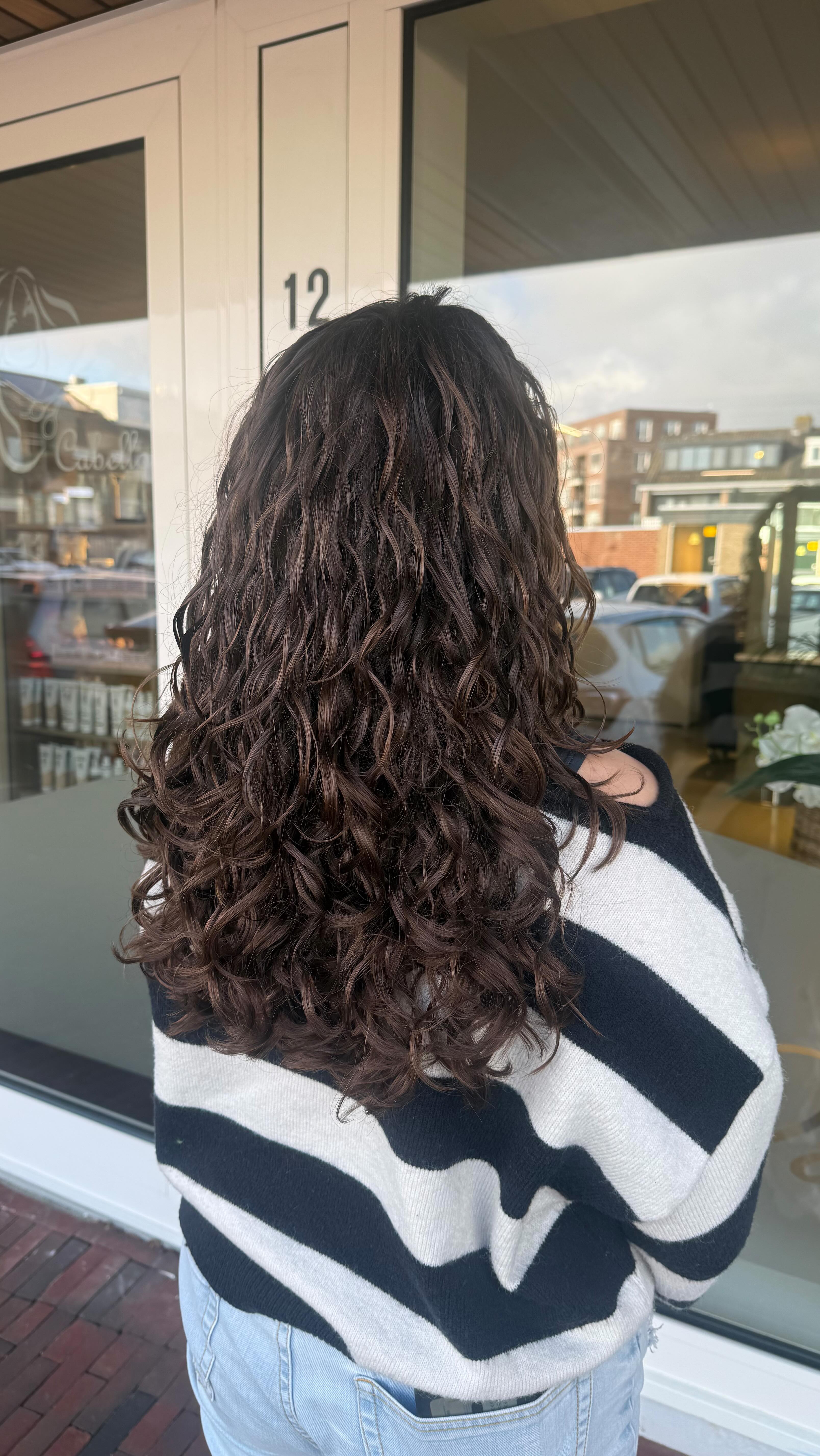 BEFORE 👉🏻 AFTER - je krullen zakken altijd uit omdat je lang en dik haar hebt… Herken jij jezelf hierin? Kom hem testen in de salon😍 Lees snel verder..
Veel & dik haar, het is fantastisch en veel mensen willen het graag. Maar het kan met krullen wel een uitdaging zijn om de houdbaarheid te houden. Toch vinden wij zo’n uitdaging super leuk! 😍
Wist je dat @innersense.benelux speciaal een haarlakspray hiervoor hebben? Deze kan je bij ons in de salon kopen! Verzwaard niet & is net even anders dan je van klassieke haarlak gewend bent. Door de waterigespray i.p.v. een haarlak die op gasdruk staat, word je haar gehydrateerd en verstevigd tegelijker tijd 😍❤️
#krullenkapper #krullenkapperzwijndrecht #curlygirl #houdbarekrullen #langdikhaar