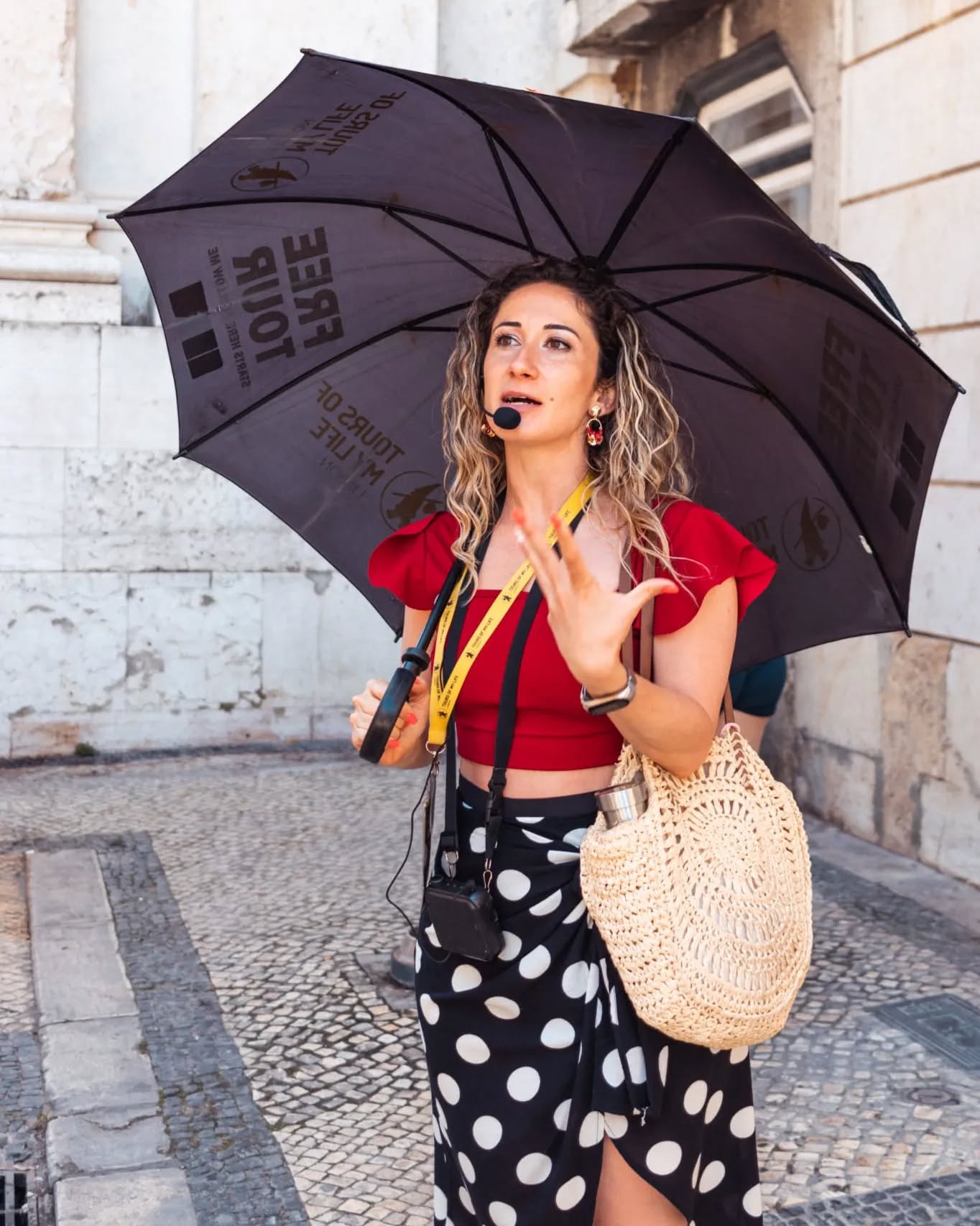 "Muy amable, divertida y muy, muy instruida." 😊
"Una guía increíble" 😎
"Amena, clara, divertida y cariñosa." ✨
"Un espectáculo!" 💃🏻
Todo esto quien ha dicho 📝 fueron los clientes en las reseñas de los tours con nuestra Guia Adriana.
En este #throwbackthursday recordamos algunos momentos de sus tours
Si también conoces el trabajo de Adriana dale "un like" ❤️👍
#ToursOfMyLife #walkingtour #walkingtourlisbon #Freetour #freetourlisbon #visitportugal