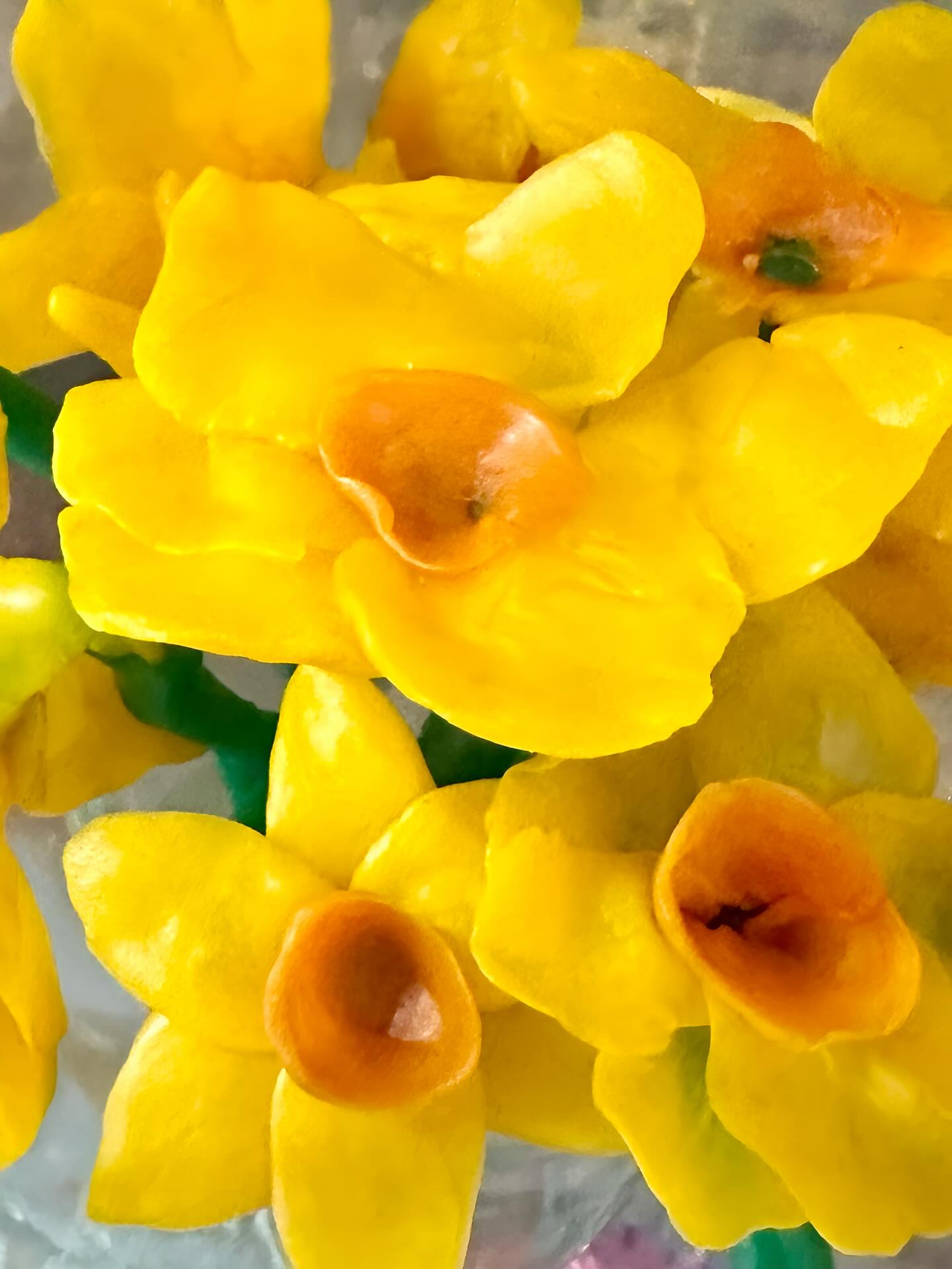 🌿✨Beeswax daffodils are greeting spring in the second grade! After an animated discussion about sharing signs of spring around their home, such as crocuses, daffodils and tulips popping up in their gardens, dogs shedding their winter coat, or their hens laying more eggs, second graders modeled delicate daffodils out of beeswax.✨
Photo credit: Adel K.
#ECS #eastsidecommunityschool #waldorf #phonefree #gradetwo