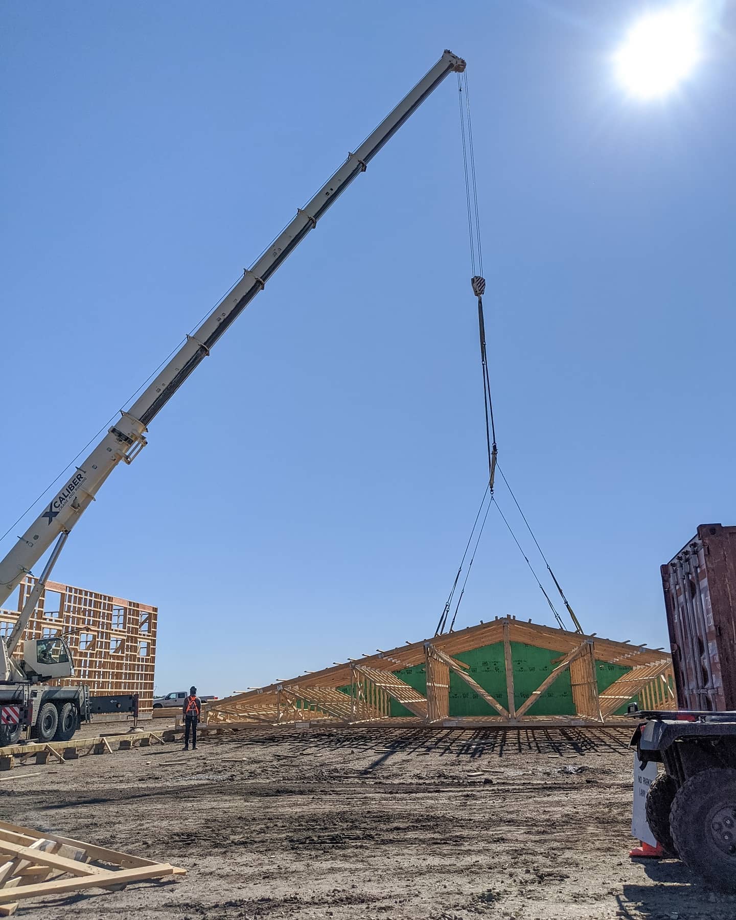 Successful crane day at #ckjespersenfarms back in the middle of June. Big thanks to XCaliber Crane & Rigging for another job well done 🙌🏗️
_
#xcalibercrane #craneday #newroof #buildingprogress #longspantrusses #structuraltruss