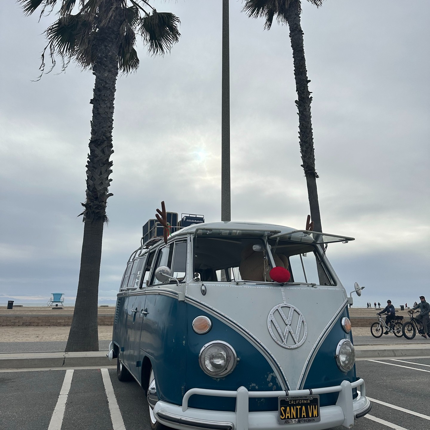 🎅 Santa's sleigh may have taken a break, but #theSantaVW and the Kowabunga Van Clan sleighed it at the Surf City Marathon! 🚐✨ Spreading joy, showcasing our VW buses, and sharing Santa Cause magic. Grateful for clear skies amidst the California hurricane! 🌪️☀️ Cheers to being part of the HB community and bringing Santa's spirit all year round! 🙌
#SantaCause365 #SurfCityAdventures #SantaCause #SurfCityMarathon