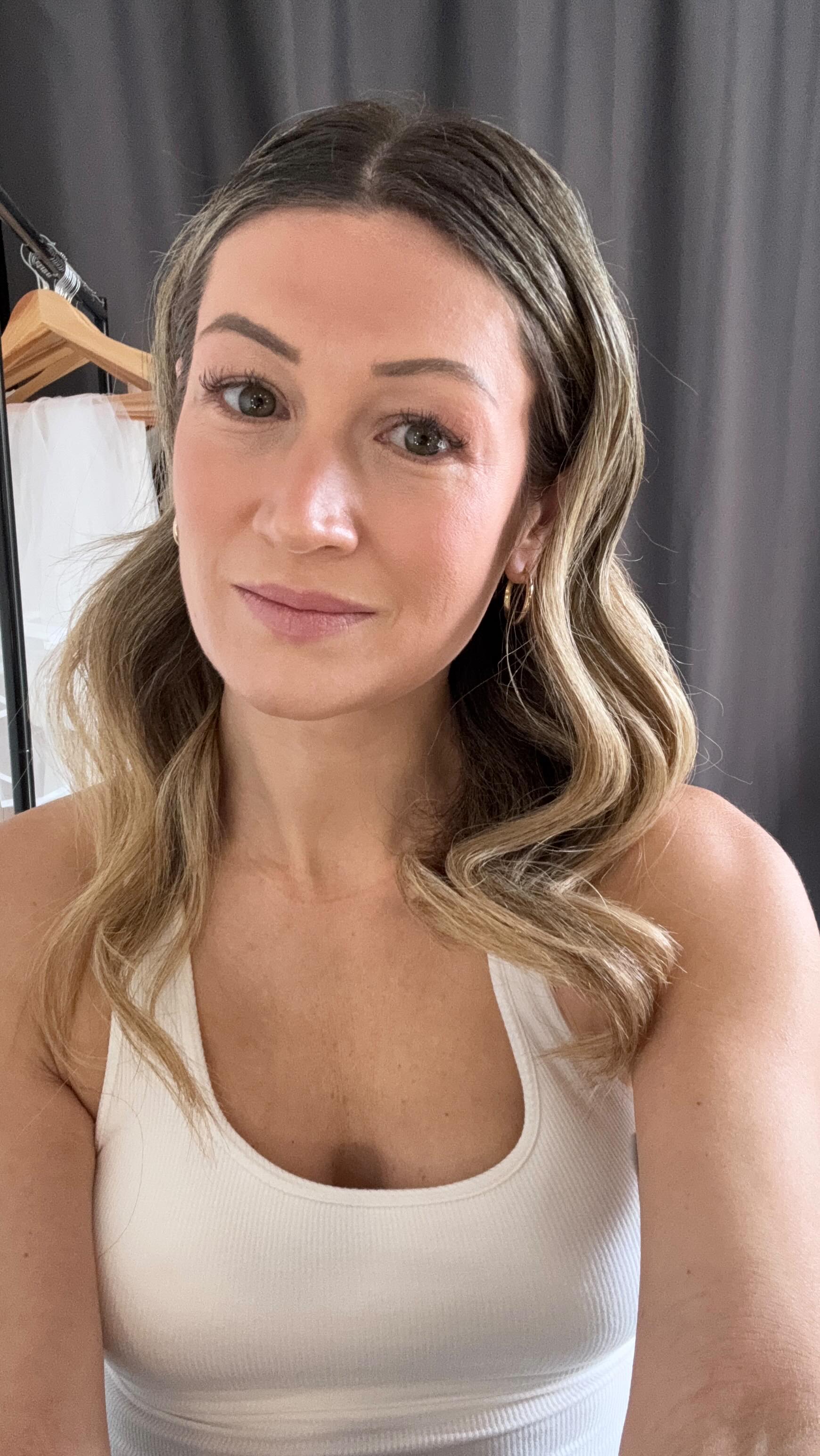 10 minute makeup for my early weddings and childcare days.
There’s not always time for a masterpiece, so here is my go to look alive makeup, it takes me less than 10 minutes.
#10minutemakeup #quickmakeup #makeuptutorial #makeuplesson #makeuponthego
Skin prep
@theordinary THE ORDINARY MULTI-PEPTIDE + HA SERUM and THE ORDINARY ASCORBYL GLUCOSIDE SOLUTION
@tropicskincare spf 50 as moisturiser
Makeup
@tropicskincare sheer foundation
@charlottetilbury Magic Away concealer
@elfcosmeticsuk contour pallett
@anastasiabeverlyhills blush peachy
@charlottetilbury brow pencil, I said taupe but it’s soft brown 🤪
@charlottetilbury Kissing Icon Baby Lipstick