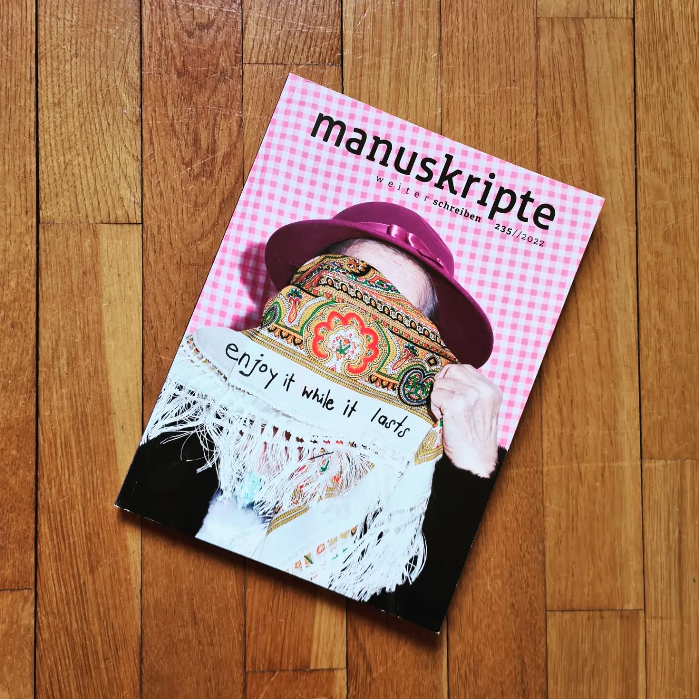 Ich bin sehr glücklich darüber, mit vielen tollen Autor:innen in der aktuellen @manuskripte vertreten zu sein!
Wenn ihr neugierig seid, woran ich aktuell arbeite, dann schaut mal rein in diese wunderbare Literaturzeitschrift ♡
Vielen Dank @andreas.unterweger
#manuskripte #literaturzeitschrift #graz #theamengeler
