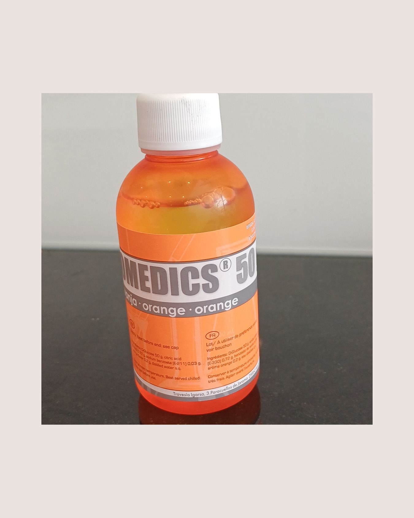 🏡🧪 De suikertest (GCT) gewoon bij je thuis.
De GCT (glucose challenge test) kan makkelijk worden afgenomen door je vroedvrouw thuis.
💛 Waarom doen we deze test?
Om te screenen op zwangerschapsdiabetes.
🗓 Wanneer gebeurt deze test?
Meestal tussen de 24 en 28 weken zwangerschap.
Soms vroeger als je een verhoogd risico hebt (bv. Eerdere zwangerschapsdiabetes of overgewicht).
🔎 Hoe verloopt de test?
* Je hoeft niet nuchter te zijn
* Je drinkt een suikerdrankje
* Wij bieden het drankje koud aan, dat smaakt wat beter 😉
* Na 1 uur wordt er een bloedname gedaan.
* Het staal wordt naar het labo gestuurd voor analyse
Is de waarde verhoogd? Dan wordt je doorverwezen en wordt er een uitgebreidere suikertest ingepland.
Comfortabel, veilig en gewoon in je vertrouwde omgeving 🤍
