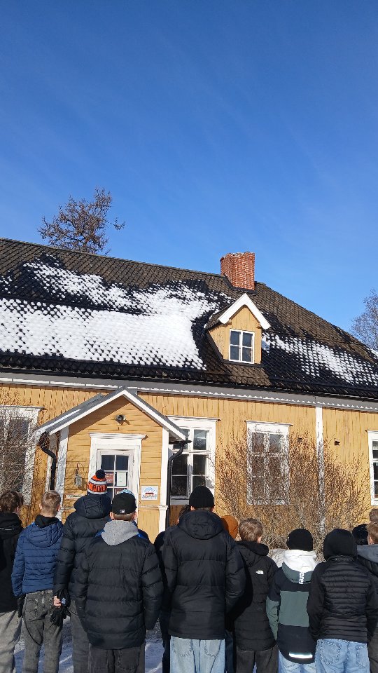 I två veckors tid har ca 400 av Karleby stads elever i åk 5-7 besökt Prästgården och hembygdsmuseet. De har fått delta i en drama vandring som utformats av Novias scenkonststuderanden. Nu är demokratiskolans modul 2 avklarad och vi påbörjar snart modul 3. 🥳
Kahden viikon ajan noin 400 Kokkolan kaupungin 5.–7. luokkien oppilasta on vieraillut pappilassa ja kotiseutumuseossa. He ovat osallistuneet Novian näyttämötaiteen opiskelijoiden suunnittelemaan draamavaellukseen. Demokratiakoulun toinen moduuli on nyt valmis, ja pian aloitamme kolmannen moduulin. 🥳