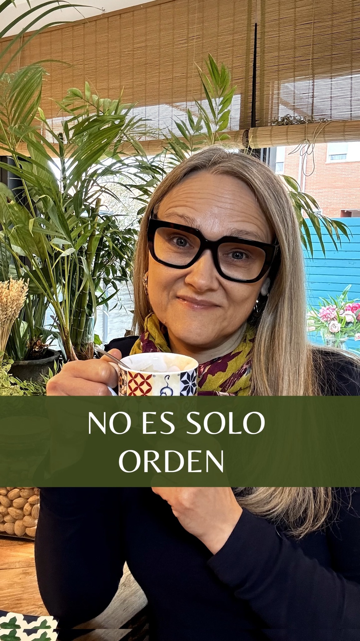 Cuando tienes desorden y acumulación de objetos a tu alrededor 📦, NO es sólo cuestión de ORDEN.
Lo veo una y otra vez.
Cuando se vive rodeado de desorden y acumulación de objetos por años📦, esto es un espejo de que algo más ha estado pasando en tu vida 😒.
El desorden y acumulación de objetos es el resultado en el espacio físico que te está mostrando el fruto de las decisiones y acciones tomadas y no tomadas tiempo atrás.
🚨De la necesidad de adquirir objetos.
🚨De la dificultad para hacer que salga de tu vida lo que ya pesa.
🚨Del miedo a escenarios de escasez.
🚨De la tristeza o melancolía al abordar recuerdos
🚨De la inseguridad para romper con rutinas que ya no te funcionan.
Y todo ese desorden y estancamiento de ideas en la mente y objetos alrededor, genera una energía discordante que se traduce en una gran carga y freno para resolverlo y avanzar en la vida❌
Acompaño a personas en tu situación, a acabar con el desorden y la acumulación de objetos para siempre.
Si te sientes bloqueada para resolverlo y quieres hacértelo más fácil y lograrlo, comenta con la palabra "CASA", te escribo por privado, hablamos y vemos la posibilidad de que te unas a mi programa de acompañamiento, en el que semana a semana ordenarás acompañada, para acabar con el desorden y la acumulación y que en unos meses lo hayas resuelto para siempre 💃.
#tresinteriores #LibérateDelDesorden #DesapegoConsciente #SoltarParaCrecer #AdiósAcumulación #VivirSinDesorden #PsicologíaDelOrden #CreenciasQueAtrasan #CambioDeMirada #BloqueosYDesorden #MenteOrdenadaVidaOrdenada #OrdenYBienestar #MujeresQueTransforman #ReinventaTuVida #AdiósAcumulación #ViviendoLigera #CrecimientoPersonalMujer