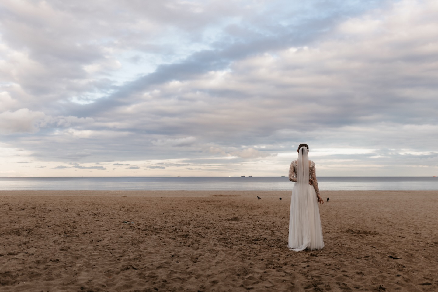 Nie da się ukryć, że sesje na plaży z morzem w tle należą do jednych z moich ulubionych 🤍 W powietrzu czuć, że wiosna rozgaszcza się pomiędzy nami coraz śmielej, więc okazji do takich spotkań będzie zdecydowanie więcej 🌼. Zima była potrzebna, taki czas wycofania, uspokojenia, wyciszenia jest naprawdę wartościowy.
Pięknie stworzony jest ten świat, że pory roku mogą wyznaczać rytm życia. A teraz wszystko budzi się do życia i ja też 🤸♀️… Kto ma ochotę już wyskoczyć spod kocyka? #fotografiarodzinna #fotografelblag #zatokagdanska #wspolnechwile