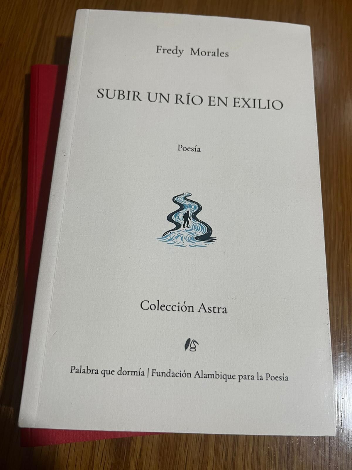 Hay palabras que esperan.Que laten en silencio durante años, guardadas en cuadernos, en memorias, en la respiración de quien escribe. Palabras que parecen dormidas… hasta que encuentran su momento.
Hoy celebramos que una de esas palabras despierta.
Sale el primer libro de la colección Astra de voces emergentes: Subir un río en exilio, de Fredy Morales. Un libro que abre camino, que inaugura una colección pensada para escuchar nuevas miradas, nuevas preguntas y nuevas formas de nombrar el mundo.
Publicar un primer título es siempre un gesto de fe: en la escritura, en quienes empiezan a alzar la voz y en quienes están dispuestos a leerla.
Que este libro sea río y travesía.Que estas páginas encuentren sus lectores.Y que muchas otras palabras —quizás todavía dormidas— despierten también.
✨ Bienvenido, Subir un río en exilio.✨ Bienvenido, Fredy Morales.✨ Bienvenida, colección Astra de voces emergentes.
Gracias también a @jorgedotsaldana Presidente de la Fundación Alambique por acompañar a nuestro autor en su camino y por la colaboración en el cuidado de esta edición.
Con cariño
Equipo editorial Palabra que dormía
Araceli Gutiérrez Olivares @araceligutierrezolivares Directora
Ismael López Gálvez @ismaellg90
Corrección ortográfica y maquetado
Diana Nieto @dianahnieto
Ilustraciones