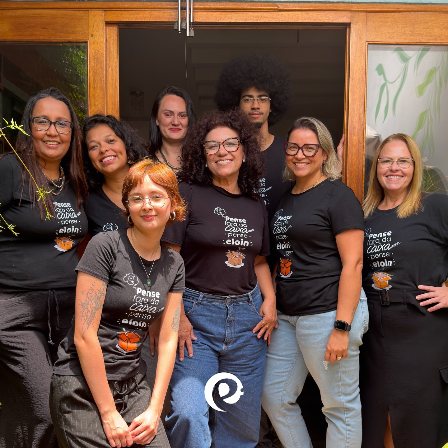 Por trás de cada experiência transformadora, existe um time que acredita no que faz.
A Eloin Educação é feita de gente comprometida com a educação viva aquela que sai da sala de aula e chega ao coração dos estudantes. Este é o nosso time.
Educação pela experimentação não é só um slogan, é o jeito de cada pessoa deste time enxergar o mundo.
+25 anos de história, +2 milhões de estudantes impactados, +300 instituições parceiras.
Há muitas pessoas por trás de tudo isso, muito mais do que registramos nessa foto. Pessoas que estão aqui desde que a Eloin nasceu e outras que vieram depois e acrescentaram ainda mais experiências, cultura e aprendizado.
Isso é Eloin Educação, muito mais que uma equipe.