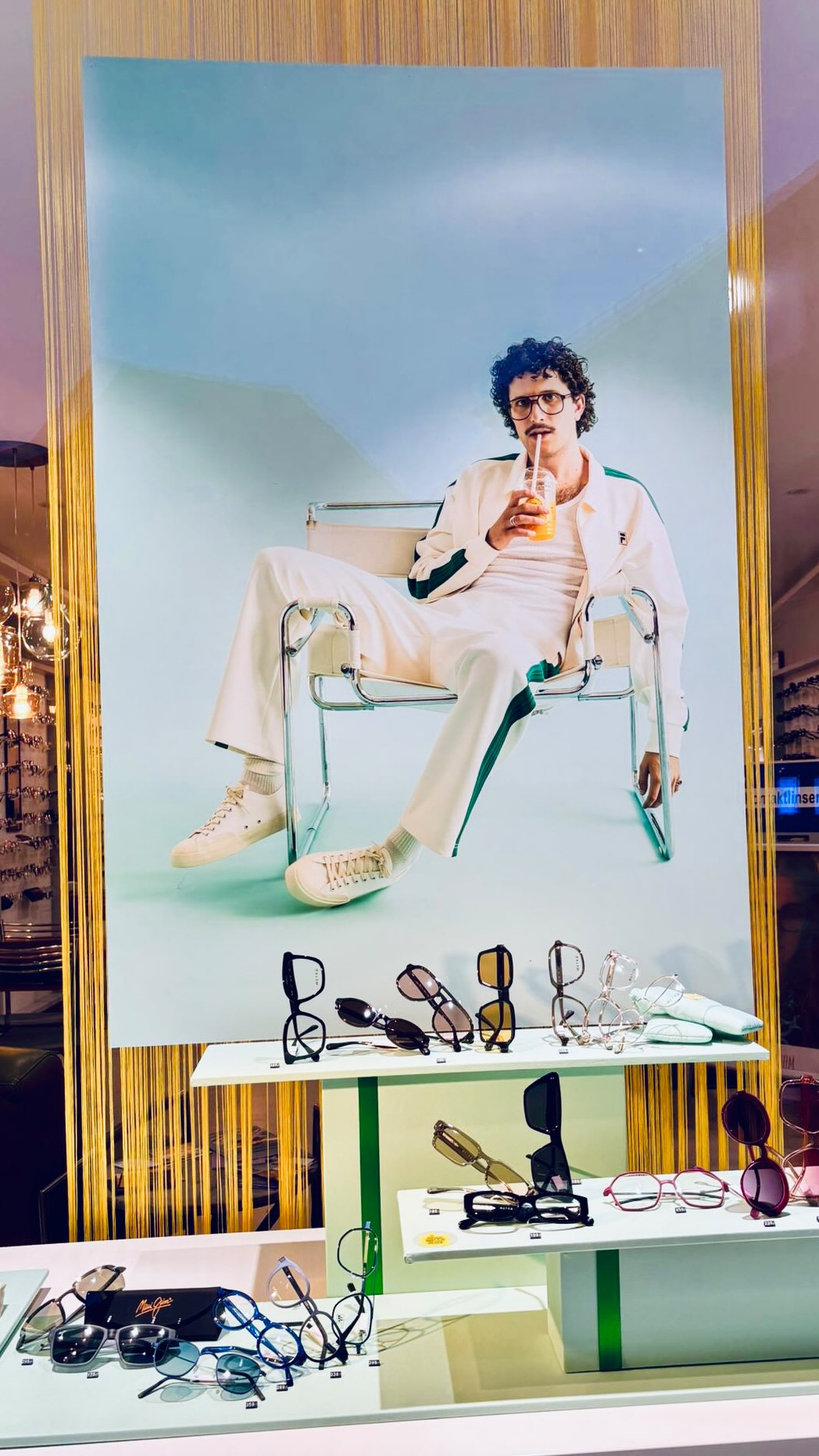 METRO EYEWEAR SCHAUFENSTER
.
lässige, coole Brillen @optikaugenblick
.
#donauwörth #optikerausleidenschaft #lässigebrillen