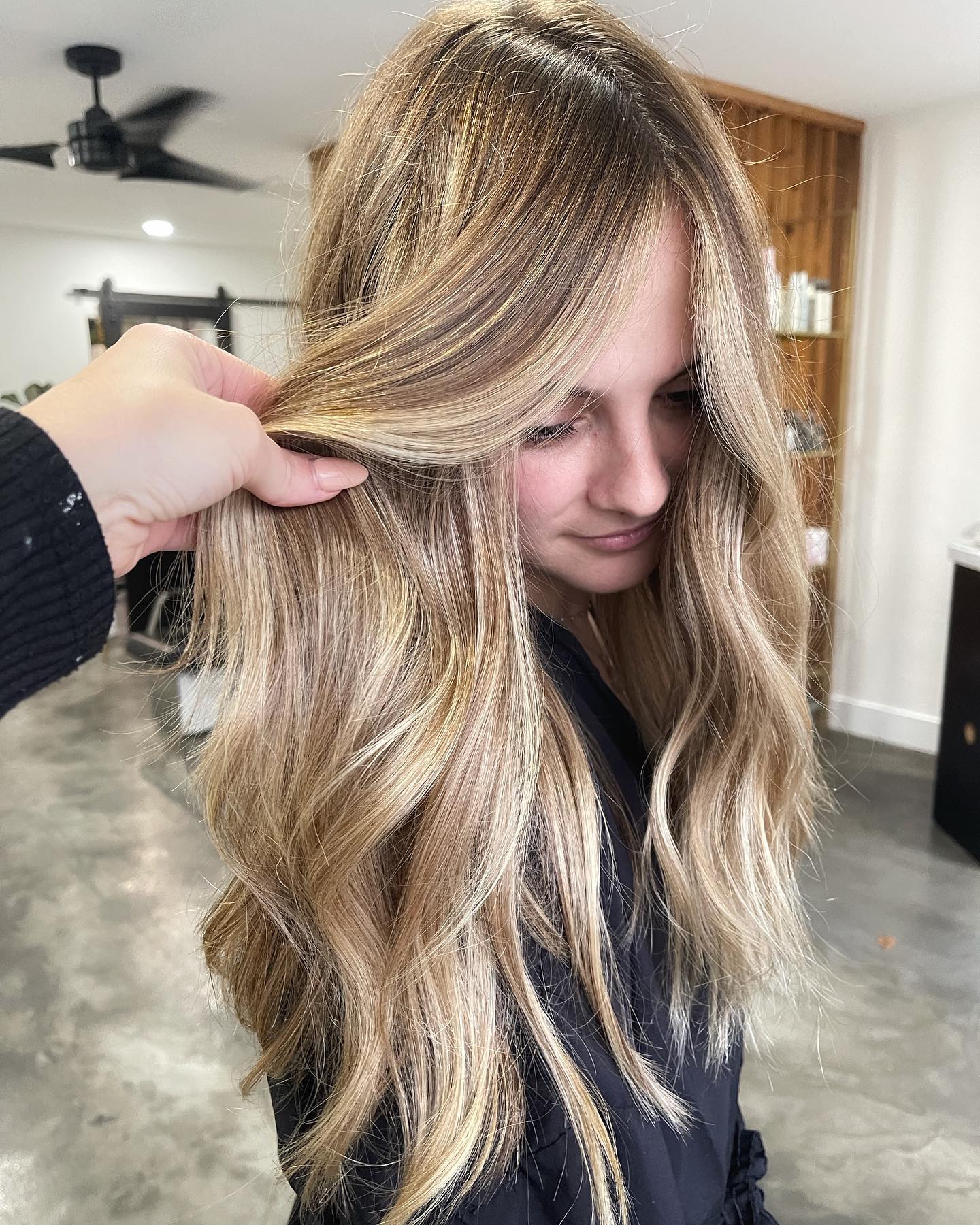 It’s that time of year. Taking our summer blondes to fall brondes is one of our favs 😍
____
Stylist @alissavallee
____
#cedarandivy #theivyleague #bronde #fallblonde
