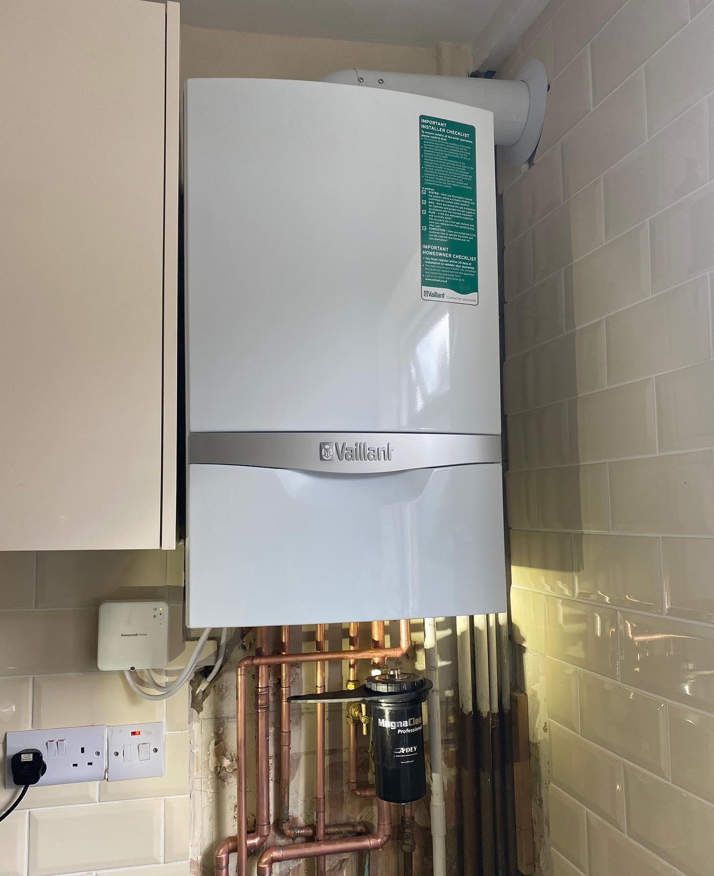 Some Before and After Pictures of this Vaillant 825 I Installed today! Swipe for before photo’s➡️
Old boiler Finally gave up, so the customer needed a replacement!🤷🏼♂️. ——————————————— #plumber #gas #water #boiler #pipe #trade #hardwork #work #domestic #vaillantuk