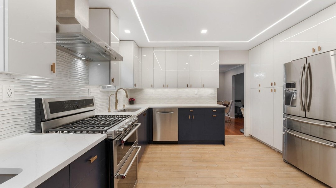 We love repeat customers! This is a kitchen we did a few years ago for a great customer. They are moving, and using these gorgeous pictures to sell the home. Now we're working on the kitchen for their new home. Can't wait to share the results!
#kitchen #kitchens #kitchendesign #modernkitchen #bluekitchen #cabinet #cabinets #kitchencabinets #kosherkitchen