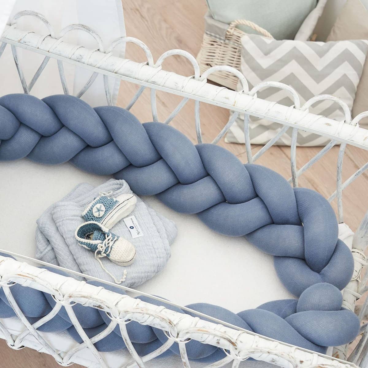 Winterzeit = Kuschelzeit....natürlich auch für die kleinsten. Für die kuscheligen Tage sind gestern diese tolle Bettschlange in blau oder als Nestchen in grau in den Online Shop gewandert. Weitere Farben sind bereits nachbestellt, kommen aber erst im neuen Jahr rein.
#allerleileben #conceptstore #zwickau #gemeinsamregionalnachhaltig #Stilplan_raumdesign #baby #bettschlange