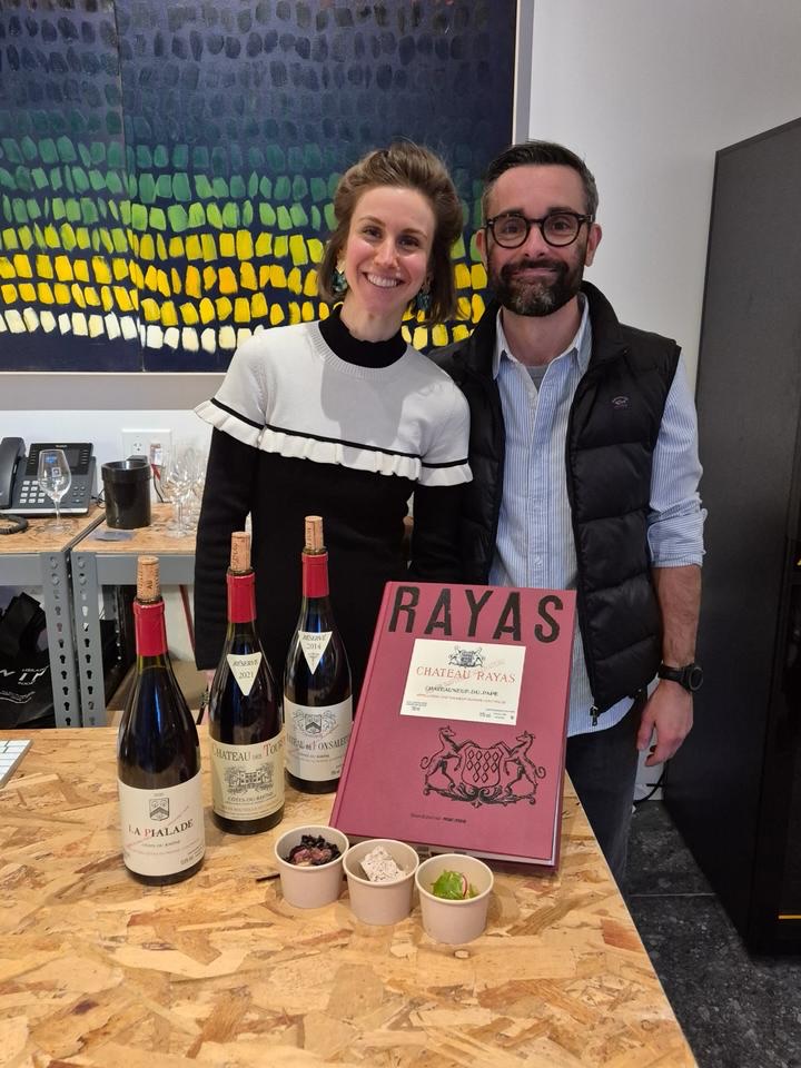 Retour sur une très belle soirée à la @librairiewinobooks pour le lancement du livre « Château Rayas – Le Sens du Vin », écrit par Laure Gasparotto et illustré par le talentueux photographe Ferrante Ferranti.
Un grand merci à Martin Landry, propriétaire de la librairie, pour son accueil chaleureux. Merci également à toutes les personnes présentes qui ont partagé ce moment avec nous. Ce lancement était d’autant plus chargé émotionnellement car entre l’écriture et la parution de ce livre, Emmanuel nous a quitté en novembre dernier.
Le vin c’est le partage et il n’y a pas plus bel hommage que nous pouvions lui rendre en partageant ensemble le fruit de son travail.