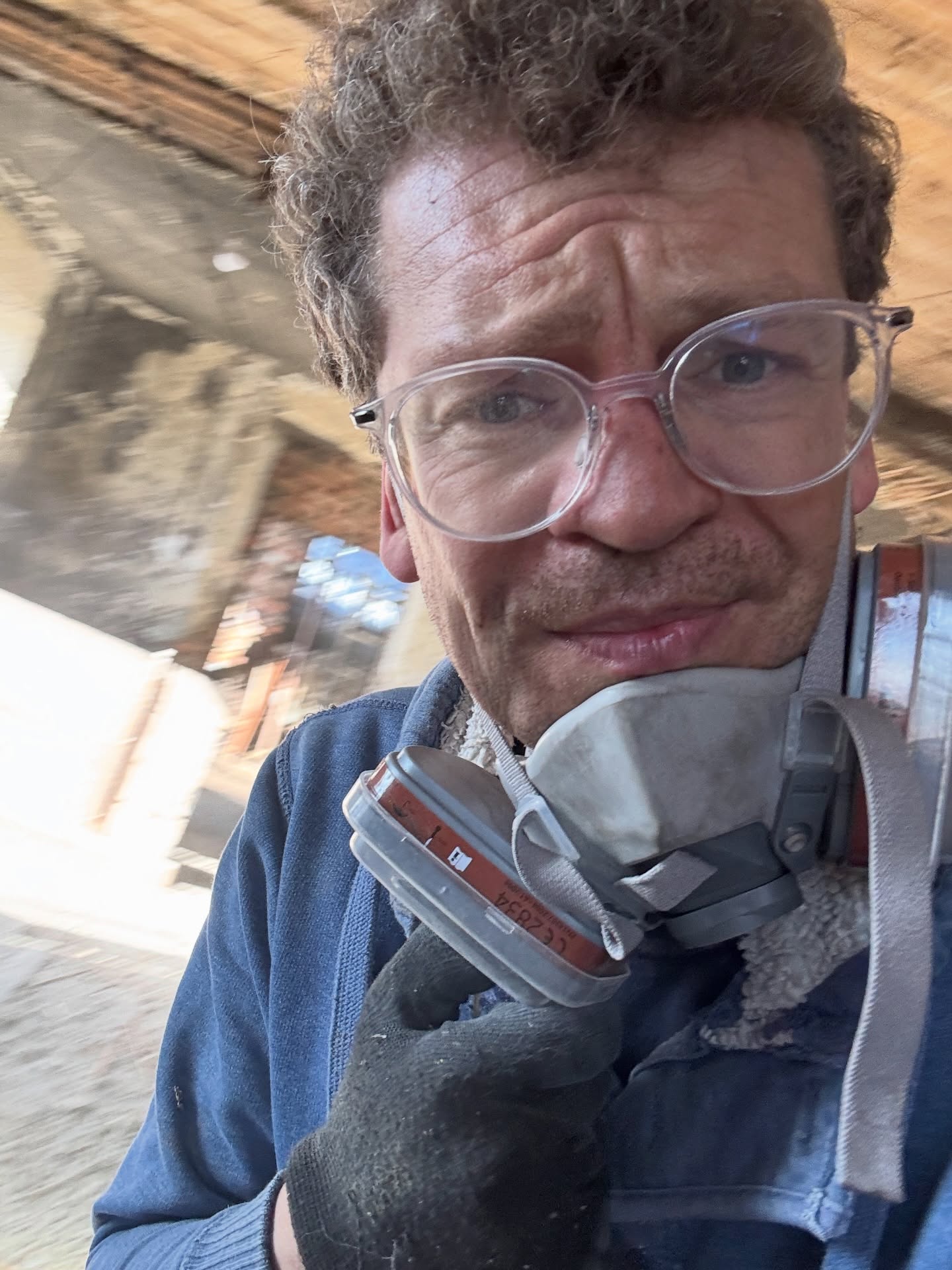🎙️ Wann ist ein Mann ein Mann? 😷 MASKE runter!
„Ein echter Mann weint nicht.“
„Ein echter Mann hält durch.“
„Reiß di z’samm.“
Solche Sätze hören viele Männer schon früh.
Und irgendwann glauben wir sie.
Im neuen Podcast sprechen @stefan_suss und ich darüber, wie sich Stärke vielleicht gerade verändert.
Ich erzähle im Podcast, dass ich als Kind öfter geweint habe – und irgendwann gelernt habe, das zu verdrängen. Später kam dann das Gegenteil: funktionieren, stark sein, Ego aufbauen. Irgendwann wäre ich fast daran zerbrochen.
Und wir sprechen auch darüber, dass Dickdarmkrebs oft vermeidbar wäre – durch eine einfache Vorsorgeuntersuchung. Wir sprechen über Gefühle zeigen statt funktionieren, Beziehungen statt Status und warum Freundschaften ohne Wettbewerb vielleicht eine neue Form von Stärke sind.
👉 Mit wem kannst du über deine Ängste, Zweifel oder Träume reden – ohne Maske?
🎧 Podcast anhören:
www.bucketlist-schmied.com/podcast
#Podcast #ImpulseFürDeinLeben #Männlichkeit #Mannsein #OhneMaske