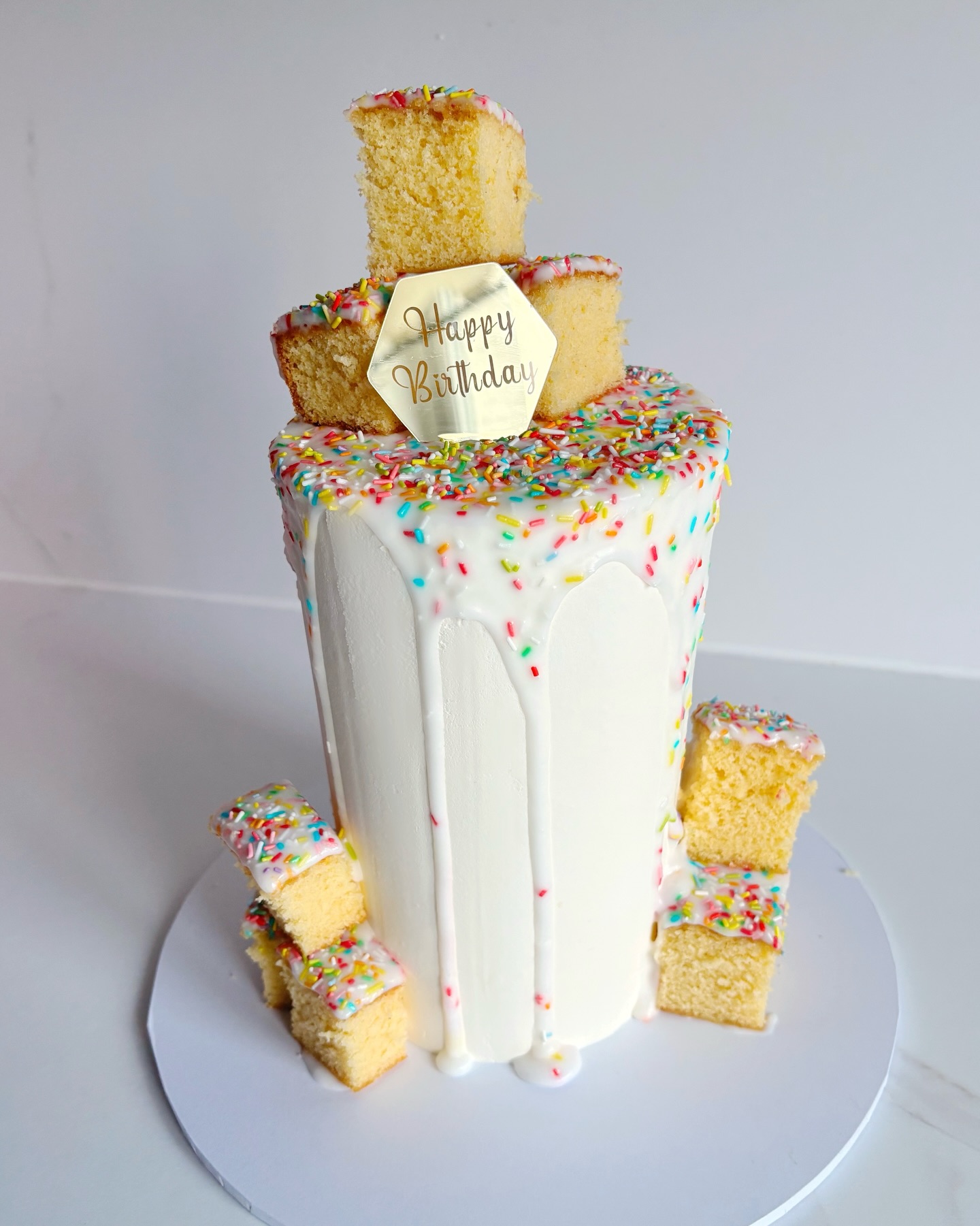 Old school sponge, upgraded ✨
4” three-layer vanilla sponge filled with smooth vanilla buttercream 🍰
Perfect for small celebrations, birthdays, or when you just want cake all to yourself (we won’t judge 👀)
DM for enquires for your next occasion! 📩
.
.
.
#sugarandslicebakery #oldschoolsponge #minicake #birthdaycake #30thbirthday