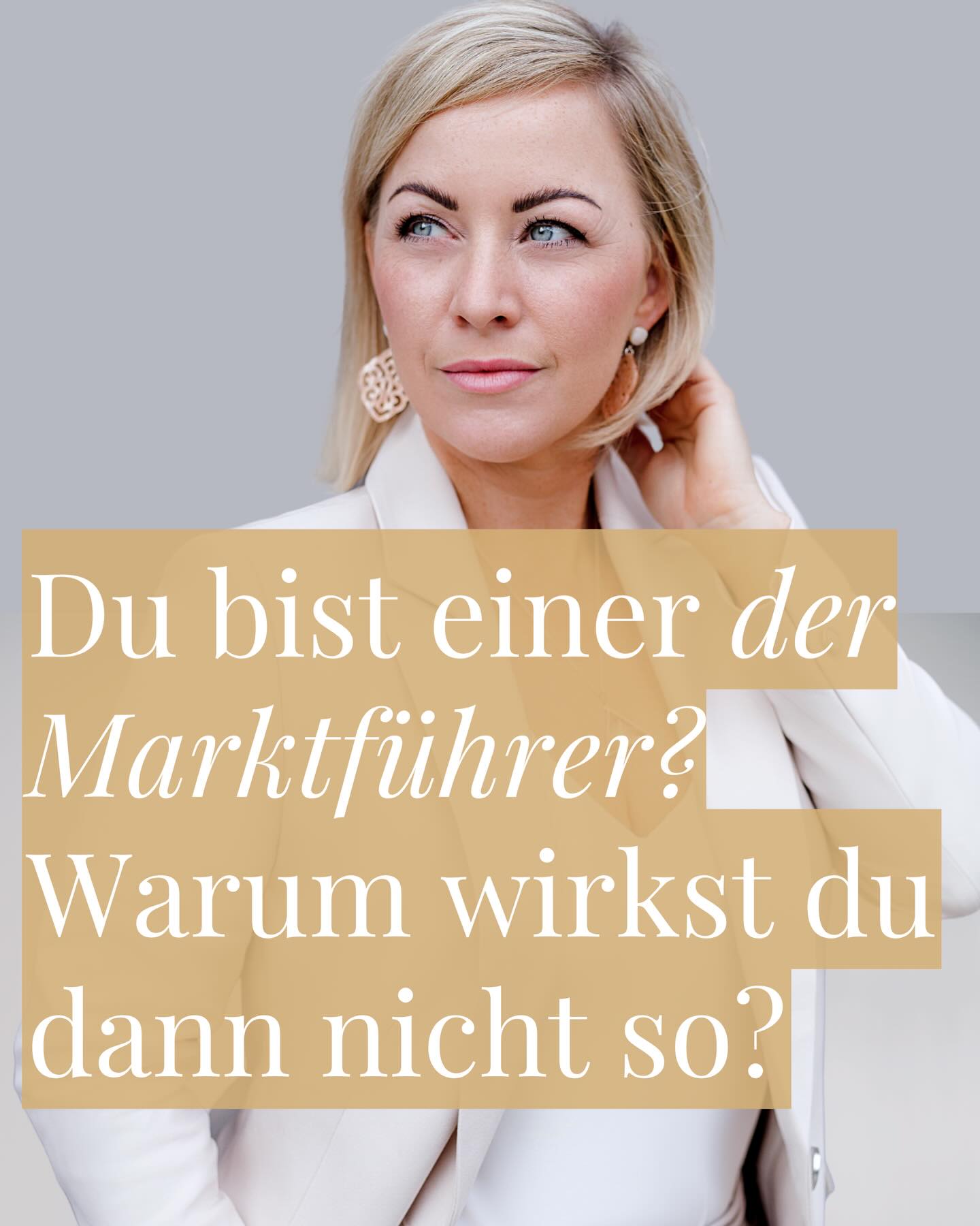 Viele glauben, dass starke Außenwirkung einfach passiert. Dass manche Menschen eben „fotogen“ sind, dass andere zufällig gute Bilder haben oder dass hochwertige Auftritte nur eine Frage von Glück oder Budget sind.
Die Wahrheit ist einfacher. Marktführer inszenieren ihre Wirkung bewusst. Sie überlegen, wie sie gesehen werden wollen. Sie achten darauf, wie sie auftreten, wie sie sprechen, wie sie fotografiert werden und welche Bilder von ihnen im Umlauf sind. Nicht aus Eitelkeit, sondern aus strategischem Denken.
Denn Menschen entscheiden in Sekunden, wem sie Kompetenz zutrauen. Wem sie Verantwortung anvertrauen. Und wem sie Premiumpreise bezahlen.
Und diese Entscheidung entsteht selten durch ihre Vita oder Angebotslisten. Sie entsteht in Erstellungen durch Eindruck.
Genau deshalb investieren erfolgreiche Unternehmer nicht nur in Strategie, Performance oder Weiterbildung. Sie investieren vor allem in ihre visuelle Präsenz. Nicht, weil es schön aussieht. Sondern weil es wirkt.
Wenn dein Auftritt noch nicht widerspiegelt, auf welchem Level du wirklich arbeitest, dann wird es Zeit, das zu ändern.
Schreib mir einfach „MARKTFÜHRER“ per DM und ich zeige dir, wie wir deine Außenwirkung auf dein echtes Niveau bringen.