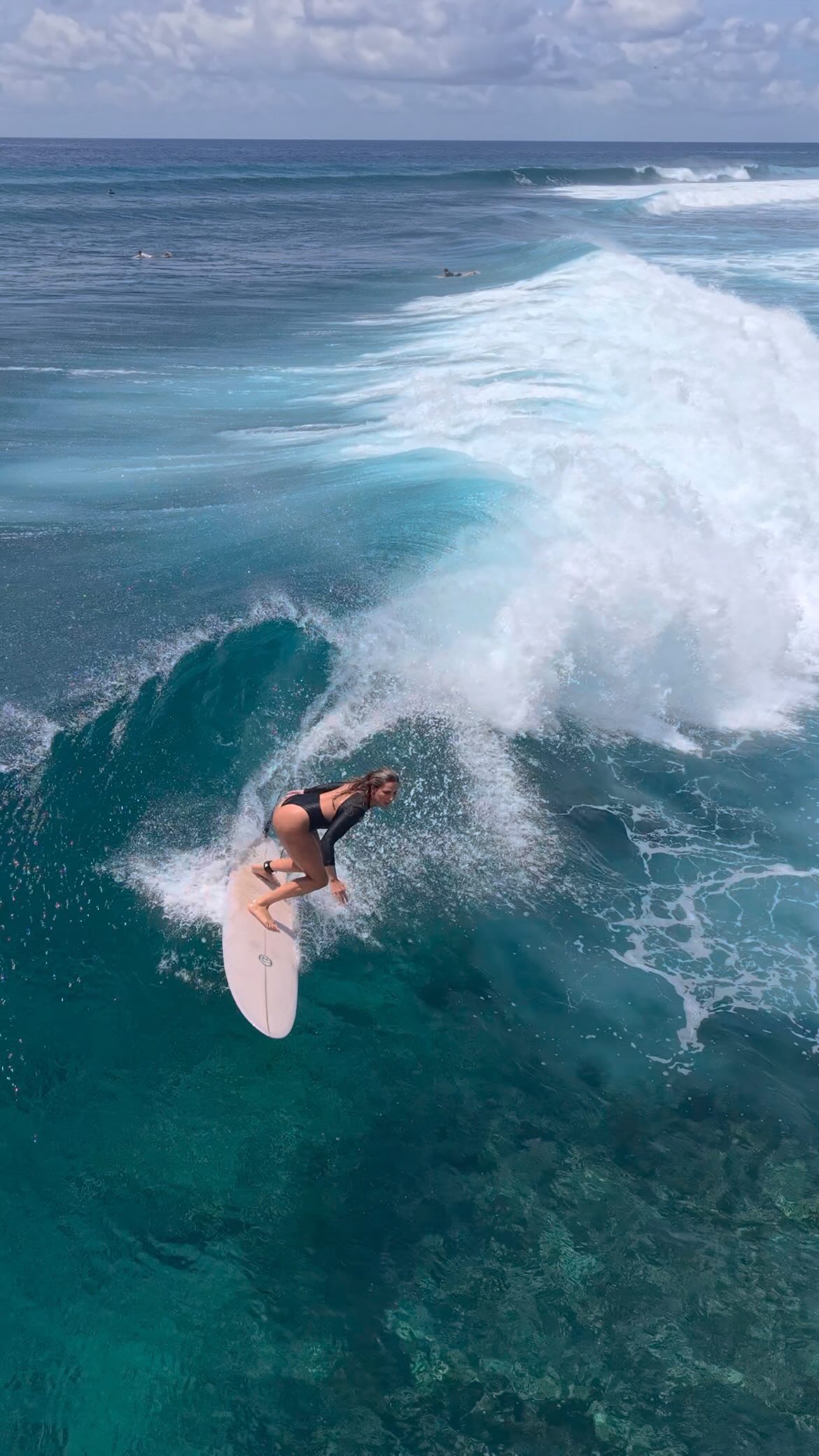 I often feel like it took me so much longer to get better at surfing than it took other people… and then I realize everyone’s (surf) journey is different and comparing yourself is never helping. 🫶🏽
However I did learn that some things can help a lot when wanting to level up:
- consistency (surf as much as you can, dedicate time to it)
- surf in a supportive environment (go out with people who encourage you and cheer you on)
- video analysis (nothing helps more than seeing what you’re actually doing haha!)
(And you can have it all on our retreats 🌝🌺)
Fun fact:
The first video is in Morocco, when I first started surfing. The second video is in the Maldives, from our retreat in September.
It’s your pick!⬇️
🌸MALDIVES (Intermediate-advanced)
May: dm for last spots!
19-26 September
🌊MOROCCO (all levels)
18-24 October