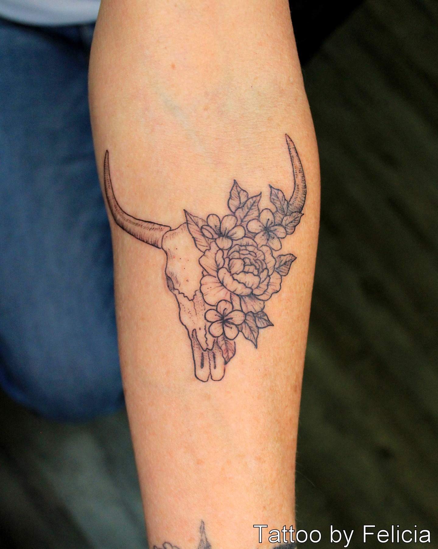 Super cute floral skull.🌸 Tattoo by Felicia. @tattoosbyfelicia
#fortmyersbeach #tattoos #sancarlospark #bonita #naples #239 #swfl #southfloridatattooartist #tattooshop #tattooartist #blackworktattoo #blackwork #illustrativetattoo #tattoo #ftmyers #swfl #fgcu #tattoosofinstagram