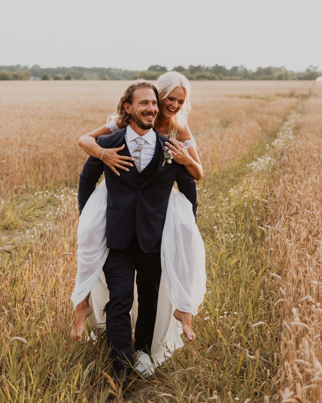 Om det är något jag kan rekommendera inför bröllopsdagen så är det att se till att ha kul! Anordna en dag som känns bra för er, inte som någon annan säger att ni ska göra. Fira den på ert egna vis och styr upp en dag ni verkligen kommer att minnas med värme, kärlek och glädje. Oavsett om ni gifter er helt själva eller med gäster, planera en dag som känns kul. Vad än det betyder för er 😊
Såklart är fina detaljer ett stort plus i kanten och superkul att planera, men det ni kommer att minnas mest efteråt är hur allting kändes. Hur pirrigt allting var, vilka gäster ni hade där, hur ni ni kände er lite extra kära i varandra, hur mycket ni skrattade, grät och kramades 🧡
När planeringen är klar och allt sitter på plats, försök att slappna av och bara vara i stunden. Släpp loss och ha kul! Tänk inte på alla små detaljer som kanske inte blev exakt som ni hade tänkt, det blir en fantastisk dag ändå.
Ha kul med era nära och kära, kramas lite extra, strunta i om det kommer en liten fläck på klänningen, tänk inte på du får dubbelhaka när du skrattar ända från tårna, dansa hela natten lång och ha the time of your lives! 🧡🥳