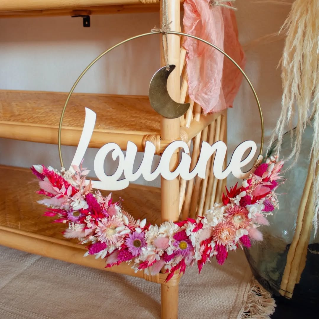 Couronne peps et girly, confectionnée pour Louane💗🌸🩷🌷💮🪷🌺🌷
Avec la petite suspension lune 🌜😍
Un grand merci pour cette demande 🥰😊🙌
Prénom réalisé par @creations_boboua 🌷
#couronnepersonnalisee#couronnefleurssechees#couronne#couronnefleurs#fleurssechees#driedflowers#decoration#deco#decoaddict#ideecadeau#suisse#vaud#fribourg#eshopsuisse#boutiquesuisse#fleuristesuisse#neuchatel#berne#valais#geneve#tessin#creatricesuisse#fleursechee#flowers#ideecadeau#