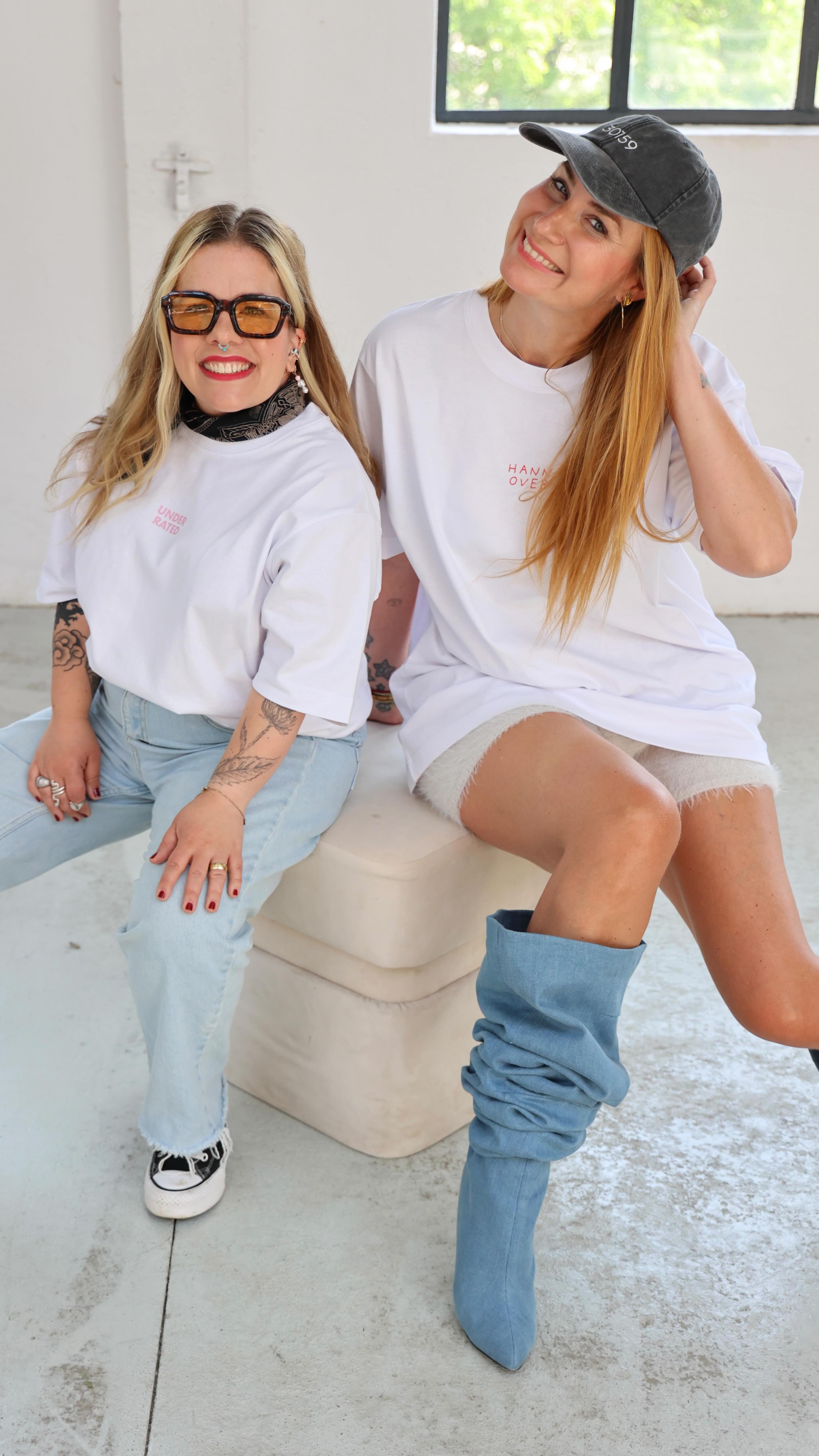 WHEN ICONIC MEETS ICONIC. 🔥 Zwei starke Persönlichkeiten, eine gemeinsame Stadt und Looks, die genau diesen Spirit von Hannover tragen. #underrated
Für dieses Shooting sind Luisa Verführt und Ninia LaGrande aufeinandergetroffen. Zwei Frauen, die Hannover auf ihre ganz eigene Weise prägen.
@luisaverfuerth ist eine der bekanntesten Moderatorinnen und Journalistinnen der Stadt. Außerdem steht sie regelmäßig als DJane @djluveofficial hinter den Decks und versorgt Hannover mit guten Beats. 🪩
@ninialagrande gehört zu den prägendsten Stimmen der Stadt, wenn es um Kultur, Gesellschaft und klare Worte geht. Bekannt ist sie als Moderatorin, Autorin und Poetry Slammerin.
Für uns sind beide auf ihre Weise ICONIC. 😍🙌🏻 Beide tragen unser Underrated Shirt : Ninia in Matcha Rosé, Luisa in Red Rosé, dazu unsere 30159 Urban Cap.
Two personalities. One city.
One ICONIC vibe. 🤍
#iconicthelabel #hannoverstyle #hannoverfashion #iconicpeople