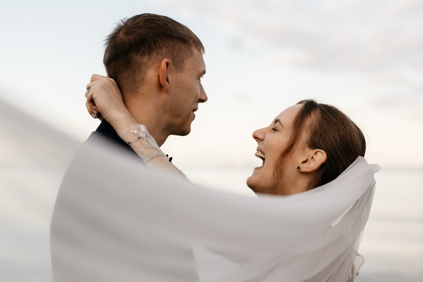 Nie da się ukryć, że sesje na plaży z morzem w tle należą do jednych z moich ulubionych 🤍 W powietrzu czuć, że wiosna rozgaszcza się pomiędzy nami coraz śmielej, więc okazji do takich spotkań będzie zdecydowanie więcej 🌼. Zima była potrzebna, taki czas wycofania, uspokojenia, wyciszenia jest naprawdę wartościowy.
Pięknie stworzony jest ten świat, że pory roku mogą wyznaczać rytm życia. A teraz wszystko budzi się do życia i ja też 🤸♀️… Kto ma ochotę już wyskoczyć spod kocyka? #fotografiarodzinna #fotografelblag #zatokagdanska #wspolnechwile