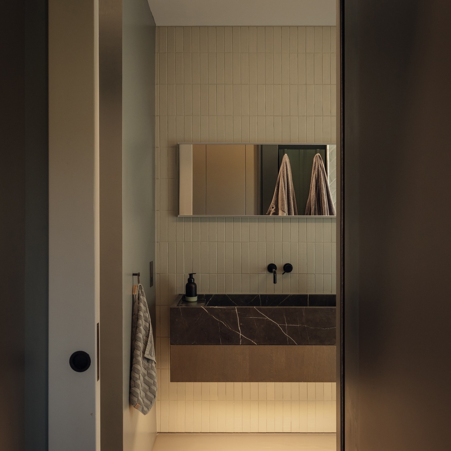 Luxury Countryside House / Kent
En-Suite
architect @mortonscarr
photos @clickclickjim
#construction #architecture #architect #newbuild #selfbuild #house #granddesigns #newbuildhouse #renewableenergy #modernhouse #onsite #progress #contractor #luxury #contemporaryarchitecture #residentialarchitecture #sevenoaks #kent #autumn #countryside #interiordesign