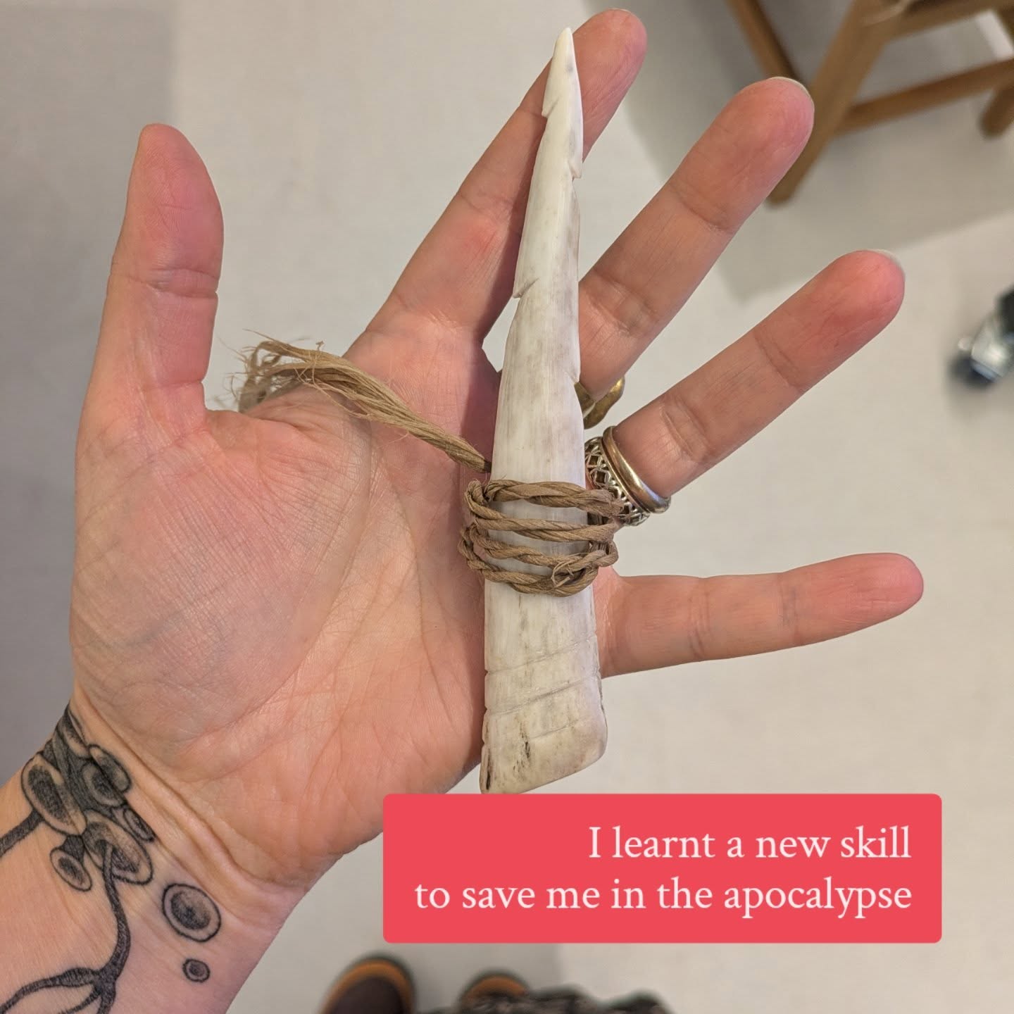 I GOT SKILLZ 💪🏽😎🙌🏽
I was lucky enough to book on a harpoon making course with the wonderful @thepointyenduk at the @kilmartinmuseum yesterday.
I hope I won't actually need to rely on this in my lifetime but the way things are going lately.... It can't hurt! 😫🤨🫣
Besides that it was a wonderful way to relive my university years as an archaeology and social anthropology graduate and get an insight into ancient life in Kilmartin Glen. Of course I was particularly interested in prehistoric food... And I'm looking forward to researching this further ☺️👣👍🏽
Check out the museums workshops and get the buzz for yourself 🥰💚