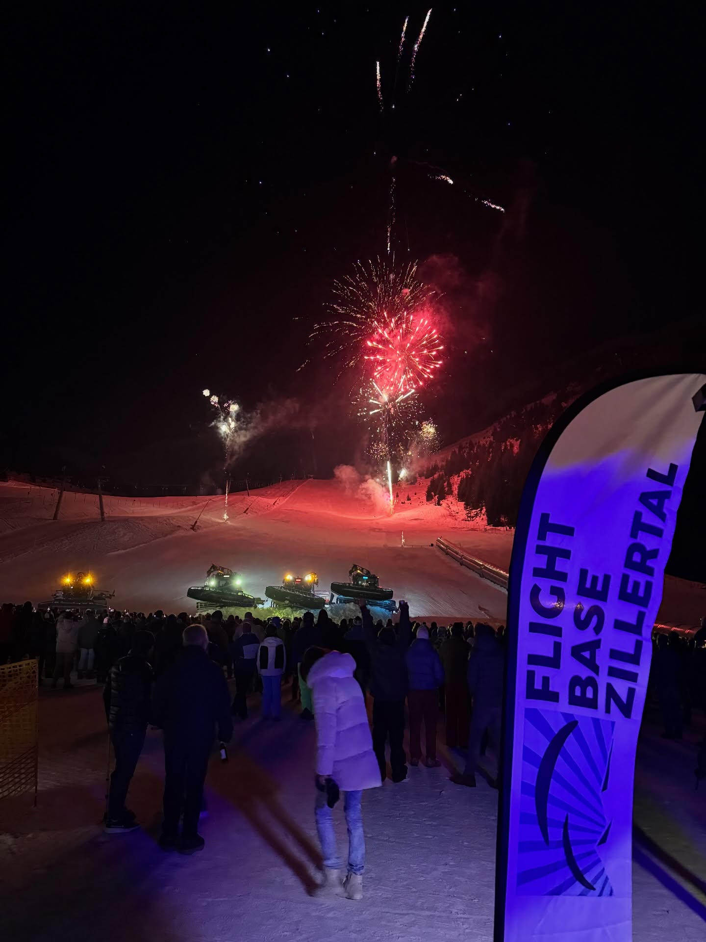 Letzten Donnerstag fand die letzte Hochfügen Nacht unter dem Motto "Fire meets Snow" statt 🔥❄️. An sieben Terminen durften wir gemeinsam mit @montana.hochfuegen mitwirken. Vielen Dank an die Veranstalter und die zahlreichen Besucher für ein gelungenes Event. Wir freuen uns bereits jetzt auf nächstes Jahr 🪂🎉.
@hochfuegen @best_of_zillertal @zillertal.at
#hochfuegen #hochfuegennacht #firemeetssnow #paragliding #vereinsleben