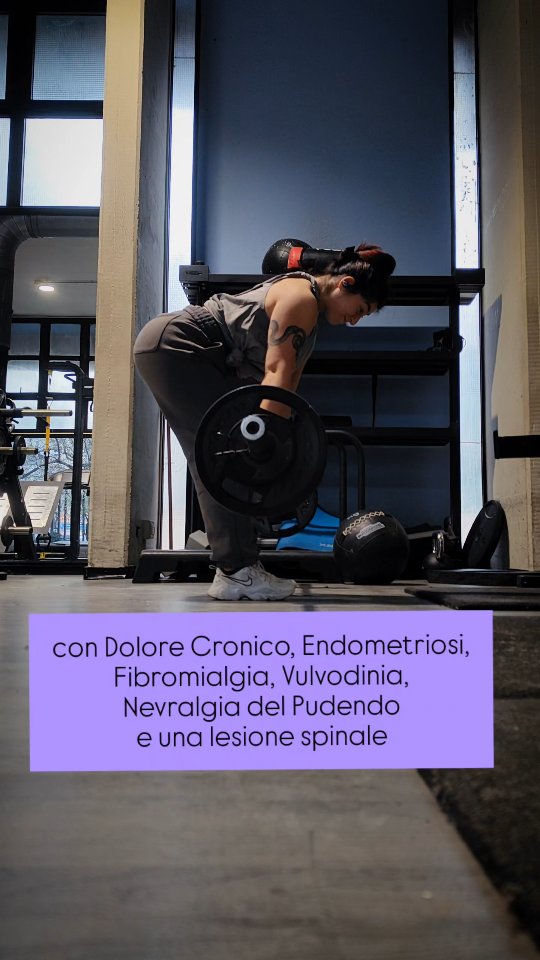 ❤️🔥“𝑴𝒆𝒏𝒕𝒓𝒆 𝒅𝒖𝒃𝒊𝒕𝒊 𝒅𝒊 𝒕𝒆 𝒔𝒕𝒆𝒔𝒔𝒂…”
Questa frase l’ho scritta pensando a una scena reale, vissuta.
🩸Il pavimento freddo del bagno.
Il corpo piegato in posizione fetale.
Il dolore che attraversa la pancia, la schiena, i nervi.
🎗️Dolore Cronico.
Endometriosi.
Fibromialgia.
Nevralgia del Pudendo.
Vulvodinia.
Una lesione spinale.
🫂E in quei momenti non stai cercando di essere forte.
Stai solo cercando di resistere al prossimo minuto.
🙇🏼♀️Eppure la cosa assurda è questa:
la persona che riesce a sopravvivere a quel dolore...
è la stessa persona che poi si guarda allo specchio e pensa:
“Non sto facendo abbastanza.”
🥹Ma fermati un attimo.
🥊Il tuo corpo sta combattendo battaglie che nessuno vede.
Il tuo sistema nervoso è sotto stress costante.
Il tuo dolore spesso non è creduto, spiegato o compreso.
E nonostante questo…
tu continui.
🦋Continui a vivere.
Continui a lavorare.
Continui a cercare soluzioni.
Continui a rialzarti.
Continui a fare ciò che devi per stare meglio, ogni singolo giorno.
💖Questa non è debolezza. È Resilienza.
E il tuo corpo ne ha già dimostrata più di quanto la tua mente riesca a riconoscere.
Ora voglio chiederti una cosa:
🌻Da quando vivi con Dolore Cronico, quale frase, detta da chi conosce ma non comprende la malattia, ti ha ferita di più?
Scrivila nei commenti.
Molte persone stanno combattendo battaglie invisibili proprio come noi. Non siamo sole, ma è necessario farci ascoltare 🤲🏽🥹
AkaliDisequilibrium NutriamociDiVita Disequilibrium DoloreCronico Neuropatia NevralgiaDelPudendo SindromeDiAlcock Endometriosi Vulvodinia PCOS Fibromialgia PavimentoPelvico AllenamentoSpecifico AllenamentoConPesi NutrizioneEquilibrata Supporto Pedagogista Mobility Posturale Pilates SaluteMentale Benessere CrescitaPersonale
@prozis @prozisitalia