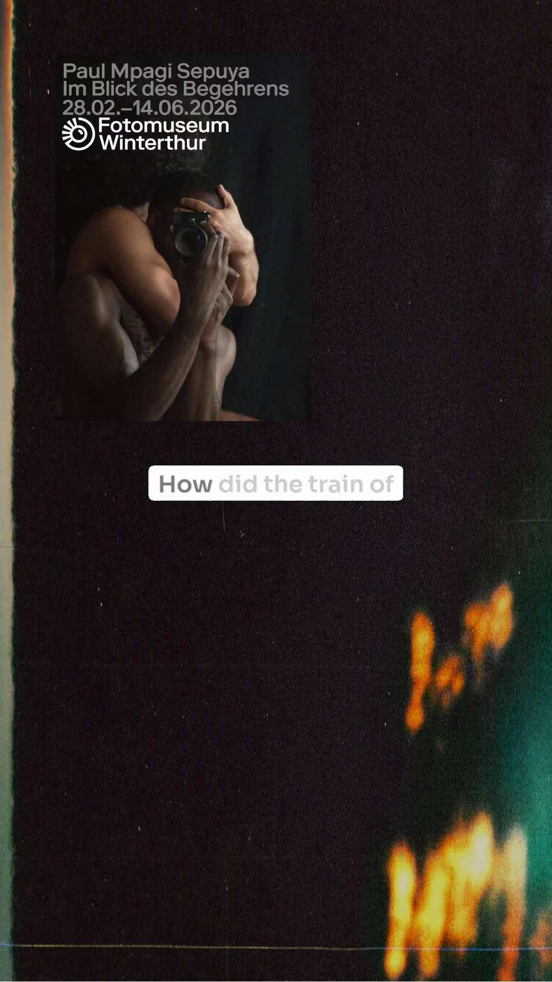 🔈 SOUND ON 🔈
This audio piece does not tell a linear story.
It does not move from beginning to end.
It moves through spaces.
Für die Ausstellung „Im Blick des Begehrens“ von Paul Mpagi Sepuya im Fotomuseum Winterthur durfte ich ein Hörstück entwickeln, das den fotografischen Raum auf eine andere Weise betritt: nicht mit dem Blick, sondern mit dem Ohr.
📸 Gerade in einem Fotomuseum ist das eine besondere Einladung. Klang öffnet hier eine zweite Ebene der Wahrnehmung. Er bewegt sich zwischen den Bildern, verweilt in Details, folgt den Spuren von Gesten, Materialien und Beziehungen.
🌱Für dieses Stück durfte ich nicht nur den Text schreiben, sondern auch die gesamte klangliche Ebene gestalten. Die Geräusche und Soundscapes habe ich in meinem Geräuschekeller aufgenommen und anschließend zu einem Hörraum montiert. Die wunderbaren Sprecher*innenparts wurden von @fraufelka und @christianm_roth eingesprochen.
Huiii … das war ein ganz schön knackiger Februar. Umso schöner, jetzt sagen zu können: Da ist das Ding. Es klingt nun im Museumsraum. 🎧.
Zu hören sind zudem Stimmen von Paul Mpagi Sepuya, Katie Kline, Darren Kinoshita.
Der größte Dank gilt vor allem Doris Gassert und Christopher M. Nixon für die Zusammenarbeit, Beratung und warmherzige Unterstützung bei diesem tollen Projekt. Danke.
Ihr könnt hier schon einmal in das Intro des Audioguides hineinlauschen.
Und noch besser: Hört euch das gesamte Hörstück bei eurem nächsten Museumsbesuch im Fotomuseum Winterthur in der Schweiz an. 🎧 @foto_museum
#paulmpagisepuya #audioguide #geräuschemacherin #listening #museumlover #phdstudent #womeninsound #photography #virginiawolf #ilovemyjob #hörstück #audiophile #photomuseum