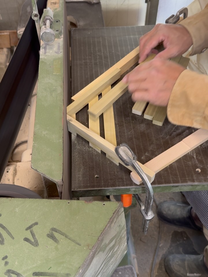 《たかが されど》
たかが “面取り”
されど “面取り”
キレイに均一に。
治具を作って “面取り”
《Even if it's just》
Just "chamfering"
"Chamfer"Cleanly and evenly.
Make a jig and "chamfer"
#渡辺木工挽物所 #木工 #挽物 #職人 #八王子
