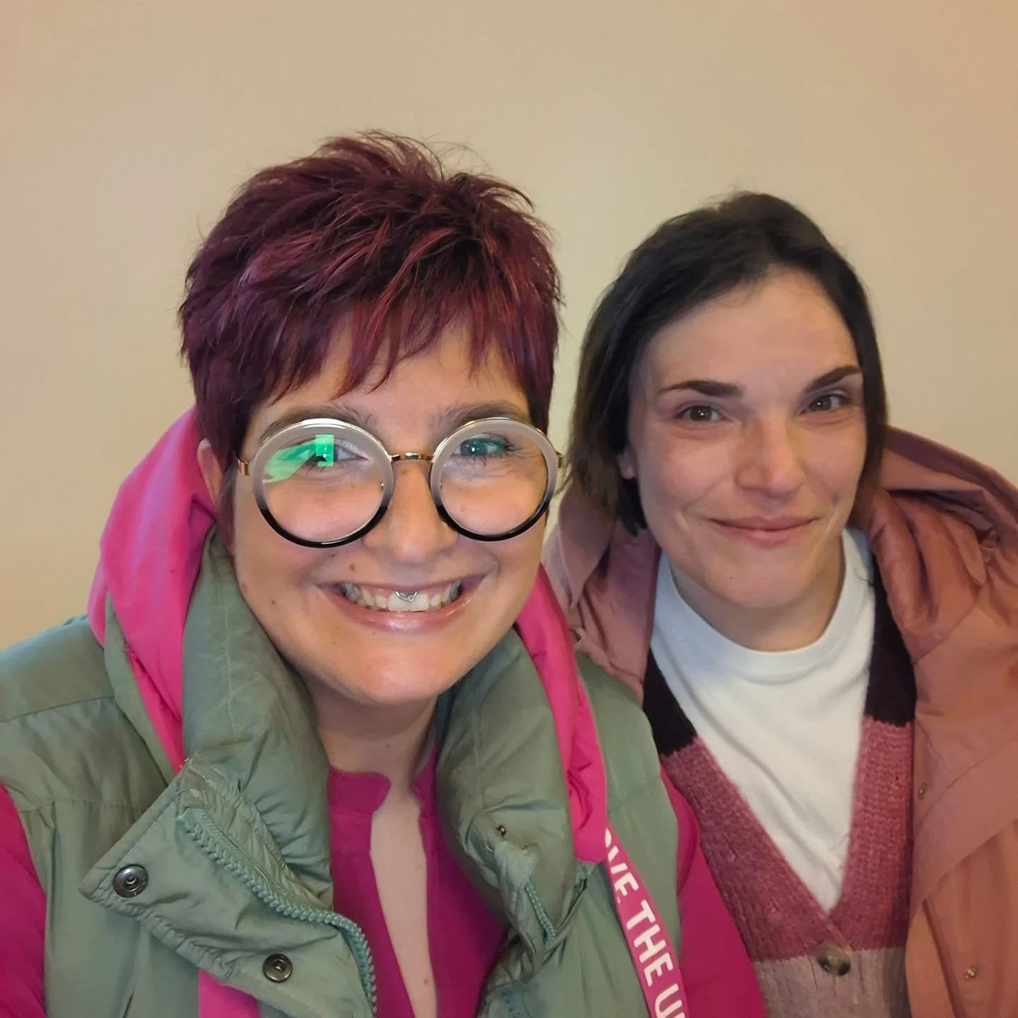 Moin,Moin!
🌸Wissen teilen, Versorgung stärken!🌸
Gestern ging es für Carina und Nadine zum Wundforum 2026.
Ein herzliches Dankeschön für einen gelungenen Fachtag mit vielen wertvollen Impulsen und echtem fachlichen Mehrwert.
Besonders gratulieren wir der Wundambulanz Damme zu ihrem 20jährigen Bestehen.
Zwei Jahrzehnte Einsatz, Kompetenz und Engagement für eine gute Versorgung sind ein besonderer Meilenstein!
Der Nachmittag und Abend in der Scheune Leiber war in besonderer Atmosphäre geprägt, gerade im Bereich der Wundversorgung ist der gemeinsame Blick aus Theorie und Praxis von großer Bedeutung.
Die praxisnahen Fallbeispiele der Referenten sowie das Thema „Wenn die Wunde brennt“ haben eindrucksvoll gezeigt, wie wichtig Wissen, Erfahrung und Vernetzung für eine hochwertige Versorgung sind.
Vielen Dank für diesen besonderen Tag!
#ambulantepflege
#wundversorgung
#wundmanagement
#pflegenetzwerk
#pflegecommunity