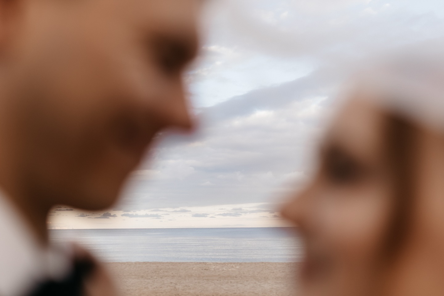 Nie da się ukryć, że sesje na plaży z morzem w tle należą do jednych z moich ulubionych 🤍 W powietrzu czuć, że wiosna rozgaszcza się pomiędzy nami coraz śmielej, więc okazji do takich spotkań będzie zdecydowanie więcej 🌼. Zima była potrzebna, taki czas wycofania, uspokojenia, wyciszenia jest naprawdę wartościowy.
Pięknie stworzony jest ten świat, że pory roku mogą wyznaczać rytm życia. A teraz wszystko budzi się do życia i ja też 🤸♀️… Kto ma ochotę już wyskoczyć spod kocyka? #fotografiarodzinna #fotografelblag #zatokagdanska #wspolnechwile