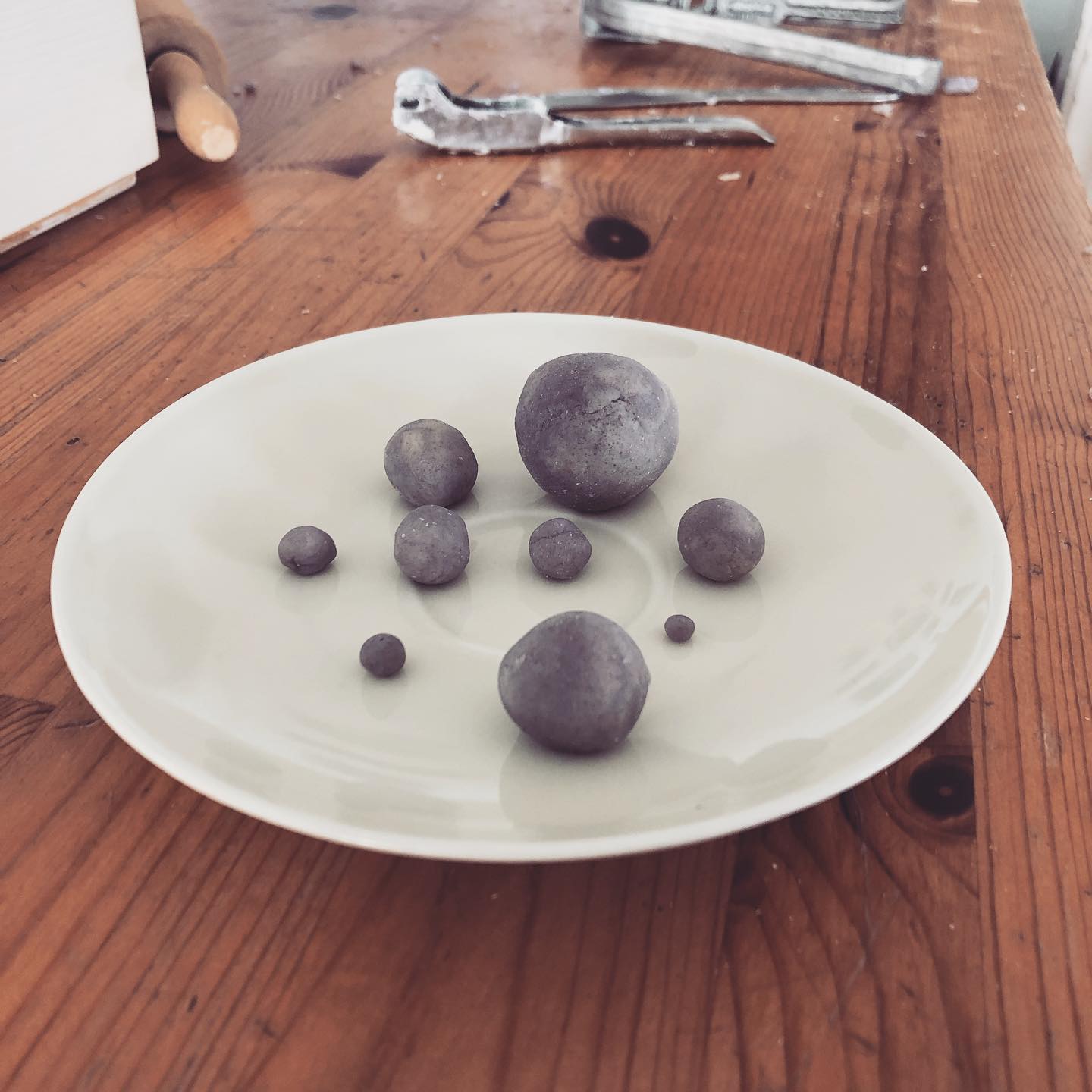 | Knet selber machen
125 g Mehl
2 EL Weinstein
150 g Salz
175 bis 250 ml kochendes Wasser
1 EL Öl
Lebensmittelfarbe, Zimt, Spirulina Pulver oder eine andere natürliche Farbe.
Zubereitung:
1. Die Kinder können die trockenen Zutaten in einer mittelgroßen Schüssel mischen.
2. Kochendes Wasser, Lebensmittelfarbe und Öl zu den trockenen Zutaten hinzufügen und vermischen, bis sich der Teig von der Schüssel löst. Das Wasser dosiert dazugeben, dass es am Schluss nicht zu flüssig ist (Dieser Schritt ist bei jungen Kindern von
Erwachsenen auszuführen).
3. Sobald die Mischung weit genug abgekühlt ist (dauert einige Minuten), können die Kinder sie kneten, bis sie glatt ist.
In einem dicht verschlossenen Behälter kann die Knetmasse bis zu sechs Monaten aufbewahrt werden. Kühlung ist nicht erforderlich. ✌🏻
Aus: Montessori für Eltern, Simone Davies
.
.
.
.
.
.
.
.
.
#kinderalltag #learningbydoing #spielen #lasstkinderspielen #wenigeristmehr #sinne #feinmotorik #nachhaltig #erfahrungensammeln #motorik #psychomotorik #kindergartenteacher #momslife #momof3 #mamavondrei #elternsein #mamaleben #mamasein #mamalife #simplicityparenting #eltern #zeitzumspielen #zählen #creativkids #mamisein #lebenmitkind #lebenmitkleinkind #maman #mamansuisse