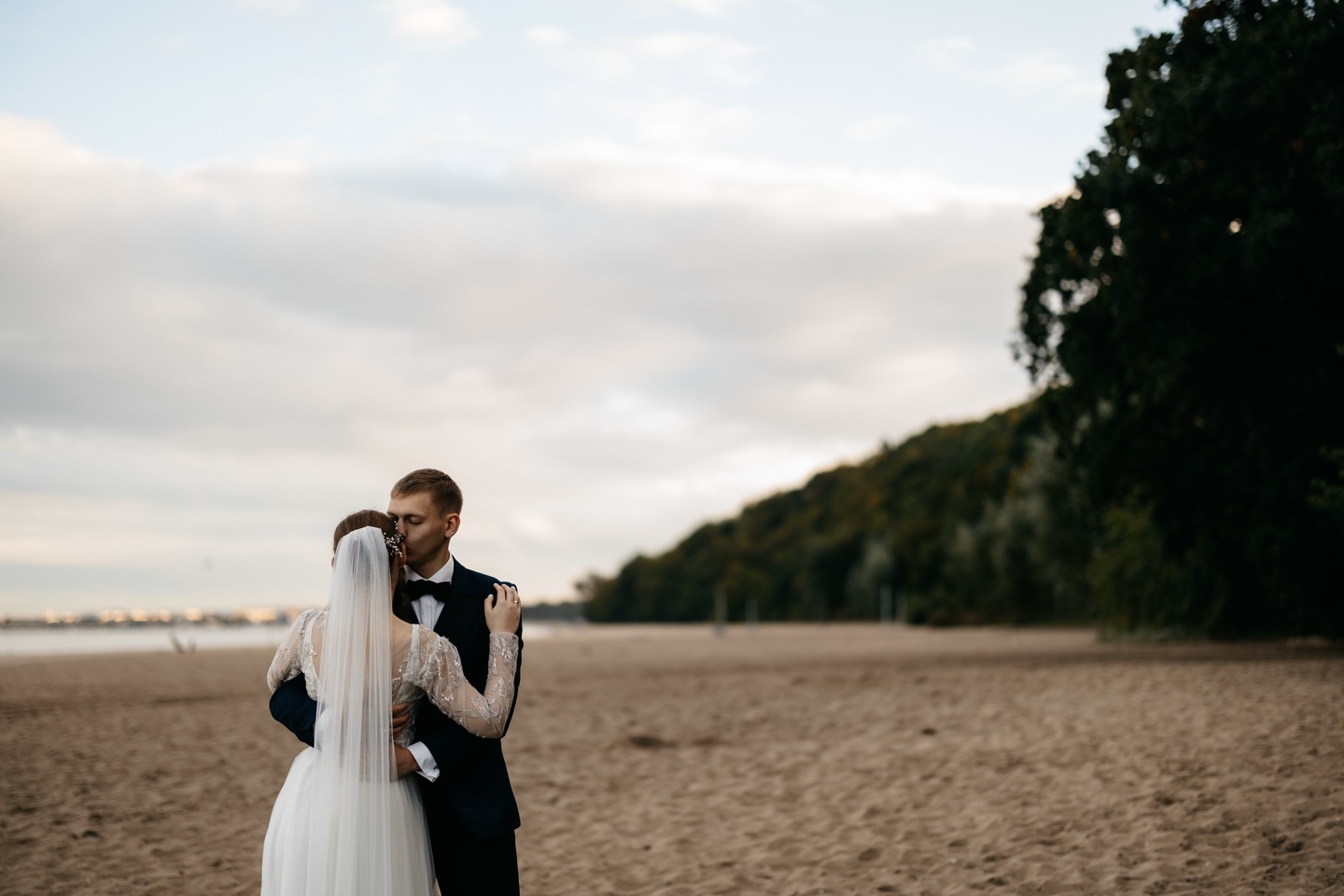 Nie da się ukryć, że sesje na plaży z morzem w tle należą do jednych z moich ulubionych 🤍 W powietrzu czuć, że wiosna rozgaszcza się pomiędzy nami coraz śmielej, więc okazji do takich spotkań będzie zdecydowanie więcej 🌼. Zima była potrzebna, taki czas wycofania, uspokojenia, wyciszenia jest naprawdę wartościowy.
Pięknie stworzony jest ten świat, że pory roku mogą wyznaczać rytm życia. A teraz wszystko budzi się do życia i ja też 🤸♀️… Kto ma ochotę już wyskoczyć spod kocyka? #fotografiarodzinna #fotografelblag #zatokagdanska #wspolnechwile