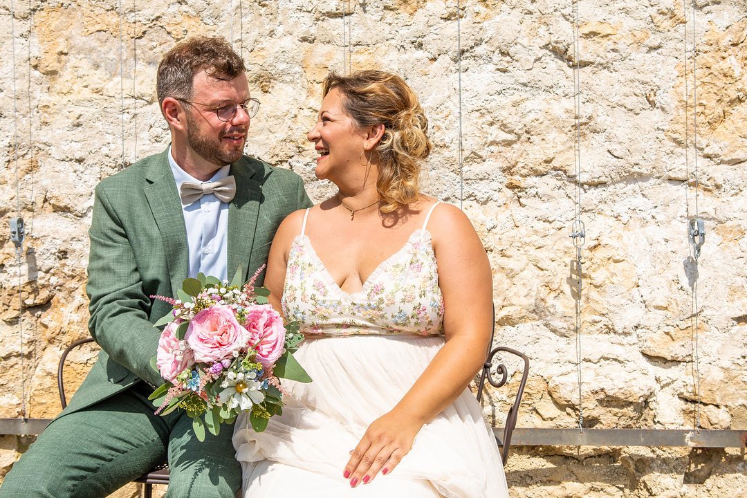 #sommerhochzeit #schlosswartenfels #standesamtlichetrauung #brautstrauß #schlossgarten #mannundfrau #verheiratet💍 #lostorf