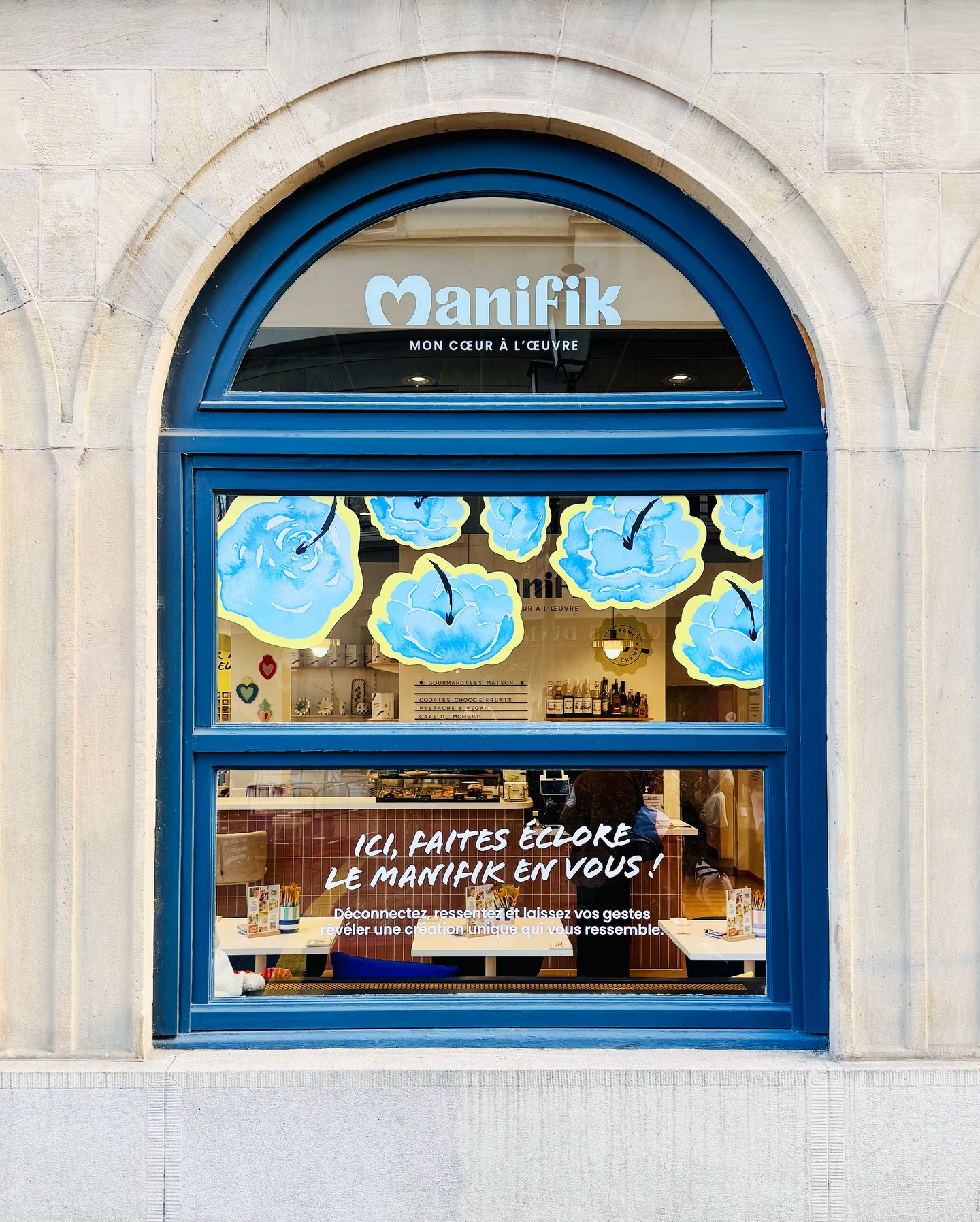🌼 Les beaux jours arrivent… et une nouvelle thématique fleurie éclot chez Manifik !
Nos vitrines se parent de couleurs fraîches et printanières, parfaites pour accueillir le soleil et la douceur du printemps. ☀️
Une ambiance fleurie qui donne envie de créer… et de laisser éclore le Manifik en vous.
Car chez Manifik, nous en sommes convaincus : chacun est un créateur. ♥️
Et notre mission est d’accompagner chacun d’entre vous pour laisser s’exprimer votre créativité.
Choisissez la céramique qui vous inspire parmi plus de 100 modèles au café, imaginez vos couleurs, vos motifs… et transformez-la en un objet unique, 100% personnalisé. 🎨
Dans un cadre chaleureux et accueillant, prenez le temps de créer, de partager et venez vivre un moment créatif à Strasbourg.
☀️ Les beaux jours sont le moment parfait pour venir créer.
Alors n’attendez plus : pour vous aussi laisser éclore le Manifik en vous, réservez votre séance de peinture sur céramique au Manifik Céramic Café directement sur manifik.fr.
peinture sur céramique Strasbourg, activité créative Strasbourg, atelier créatif Strasbourg, céramic café Strasbourg, activité artistique Strasbourg, atelier peinture céramique, idée sortie Strasbourg, activité manuelle Strasbourg, atelier créatif adulte Strasbourg, moment créatif entre amis, activité couple, décoration céramique personnalisée, création artisanale Strasbourg, café créatif Strasbourg, activité artistique printemps Strasbourg