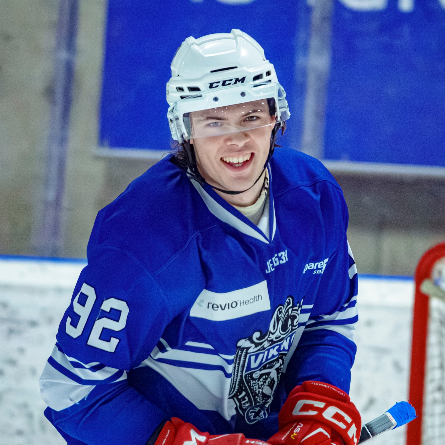 Vi slenger ut noen bilder fra søndagens match mellom @tonsbergvikings og @bergenslaget der hvor bergenserne vant 1-6 i sesongens siste kamp i 2. divisjon.
Selv om vi ikke har for vane for det så gjør vi et unntak når en glad bergenser spør om vi kan ta noe ekstra bilder av han, så forventer vi at @monsenm92 oppdaterer profilbildet sitt på @eliteprospectshockey i nær fremtid 😎👊🏻
Alle bildene finner du for øvrig på vår Facebook-side 📸
#2hockey #hockey4you #norskishockey #norskhockey #2div