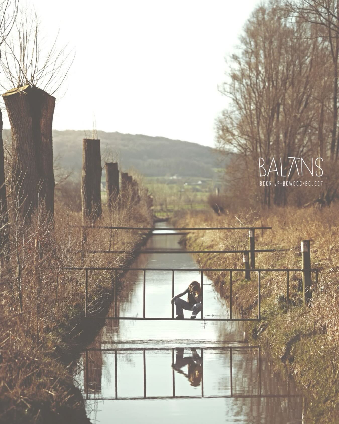 Soms heb je gewoon even een pauze nodig. Even uit de stroom van moeten, denken, plannen. Even terug naar stilte. Naar adem. Naar jezelf. 🌿
Op dinsdag 17 maart van 19u tot 20.30u nodig ik je uit voor een Yoga Nidra sessie – een moment waarin je lichaam diep kan ontspannen en je systeem weer tot rust komt.
We beginnen met zachte beweging, waarna we ons – in een kleine, veilige groep – zo comfortabel mogelijk installeren. Dekens, kussens en props zijn er in overvloed, zodat iedereen zich gedragen en ondersteund kan voelen.
Daarna hoef jij niets meer te doen. Je mag gewoon liggen, luisteren, ontvangen. Mijn stem en energie begeleiden je stap voor stap richting diepe ontspanning.
Deelnemers vertelden me achteraf vaak dat het voeldealsof ze zichzelf even “in het stopcontact konden inpluggen” –en dat alles daarna weer rustiger begon te stromen. ✨
Voel je dat je hier nood aan hebt? Je kunt je plek reserveren via mijn nieuwe website:www.balansyogaschool.be👉 https://www.balansyogaschool.be/booking-calendar/yoga-nidra
De plaatsjes zijn beperkt, dus wacht niet te lang.
Kom jij mee ont-spannen? 🤍
#yoganidra #balansyogaschool #yogatherapie #relax #devinetime