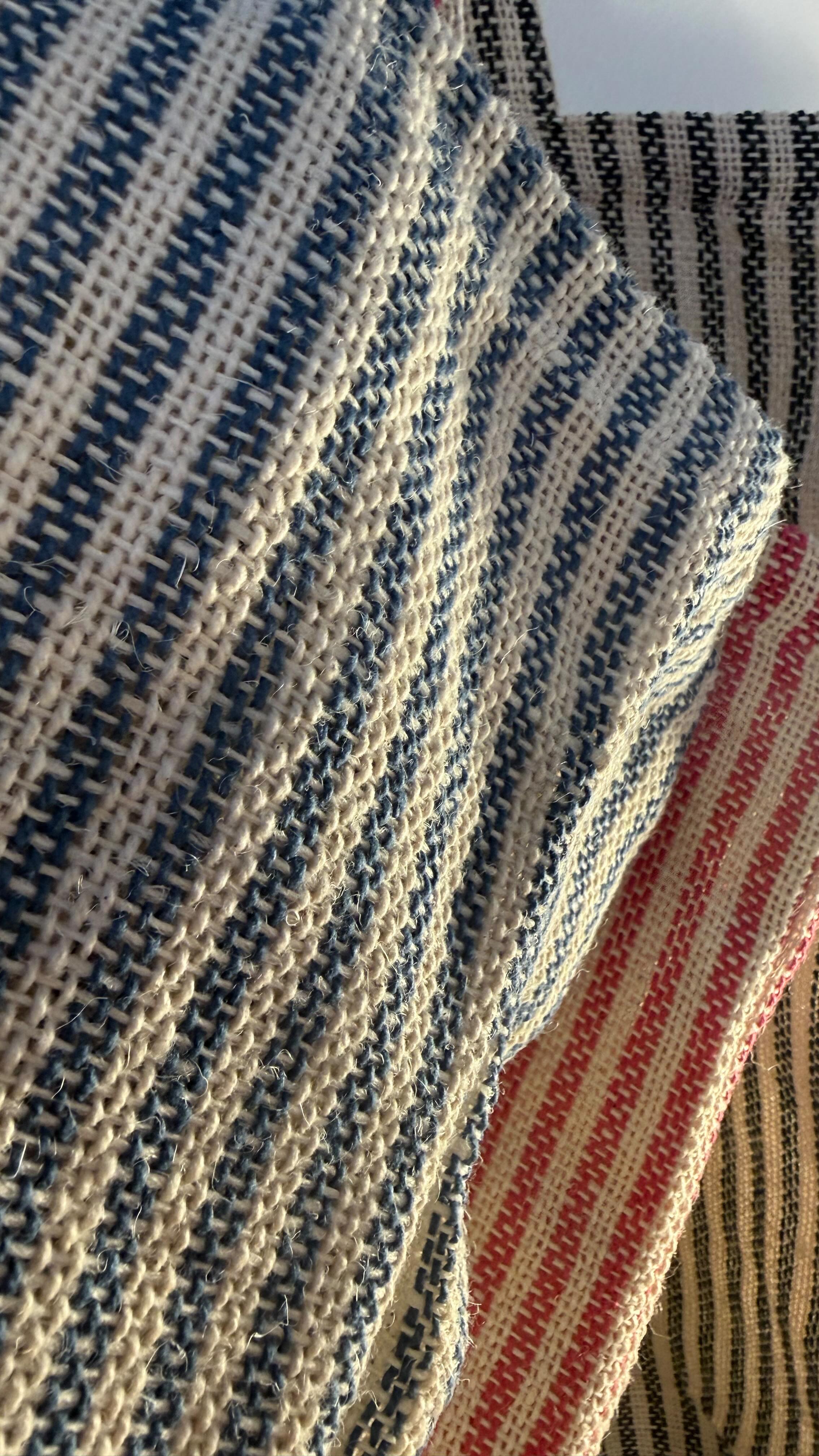 Découvrez notre sac en JUCO, un mélange naturel de coton et de jute qui allie résistance et élégance.
Avec son grand format 45 × 45 × 15 cm et sa toile épaisse 300 g, il vous accompagne partout : shopping, marché, week-end ou quotidien.
✨ Poche intérieure zippée
🎨 Disponible en jute & rose, jute & bleu ou jute & noir
À retrouver dès maintenant chez Merci Madame Monsieur
📍 66 rue de Fontenelle – 76000 Rouen
#juco #mmm #mercimadamemonsieur #coton #jute