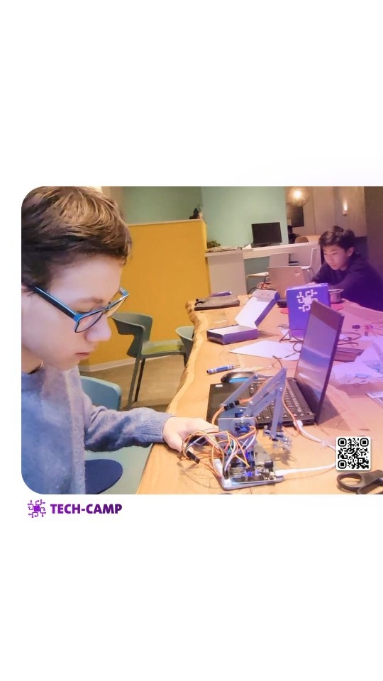 Heute wird Robotik richtig „smart“ 🤖🌐
Ein Jugendlicher simuliert die 4DOF-Bewegung unseres Roboterarms. Selbst gebaut und entwickelt von den Jugendlichen. Am Ende wird der Arm nicht nur lokal automatisiert, sondern über unseren Server per IoT ferngesteuert. So erleben sie, wie moderne Technik in der Praxis funktioniert. Mechanik, Programmierung, Netzwerk & Steuerung. Alles in einem Projekt.
Dabei geht es nicht nur um Hardware, sondern um echte Zukunftskompetenzen. Strukturiertes Denken, Debugging, Teamarbeit, Verantwortung und saubere Dokumentation. Gleichzeitig ist es starke Berufsorientierung in Richtung Robotik, Automatisierung, Softwareentwicklung und IoT-Systeme.
#Berufsorientierung #Zukunftskompetenzen #IoT #Robotik #Jugendprojekt