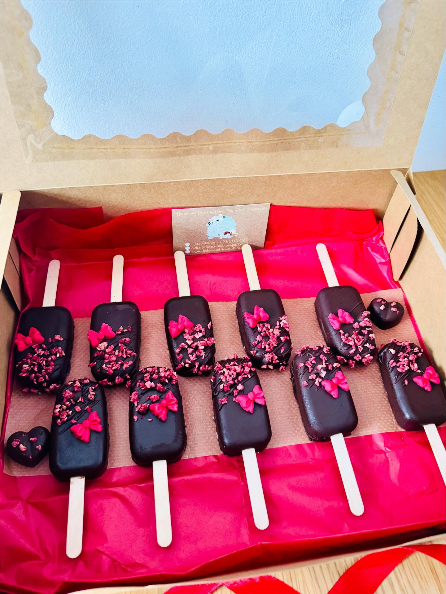 𝑺𝒘𝒆𝒆𝒕 𝑻𝒓𝒆𝒂𝒕𝒔 ❤️
Chocolate cake pops filled with vanilla sponge and buttercream, coated in dark chocolate and finished with raspberry pieces and little fondant bows.
🍫 10 vegan cake pops
#VeganCakePops #BerkhireBaker#Cakesicles #VeganTreats #DarkChocolate
