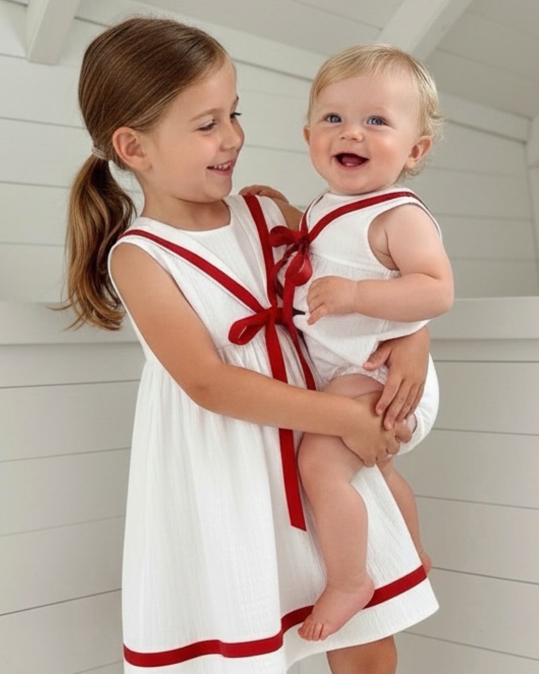 Aquí os dejamos a nuestra familia de modelos de inspiración marinera: el vestido modelo Nao, la camisa Navy y la Ranita Navío. 🚣🚣♀️🚣♂️. En este caso la cinta es roja pero se puede poner en beige, marino o verde. Feliz fin de semana!!!