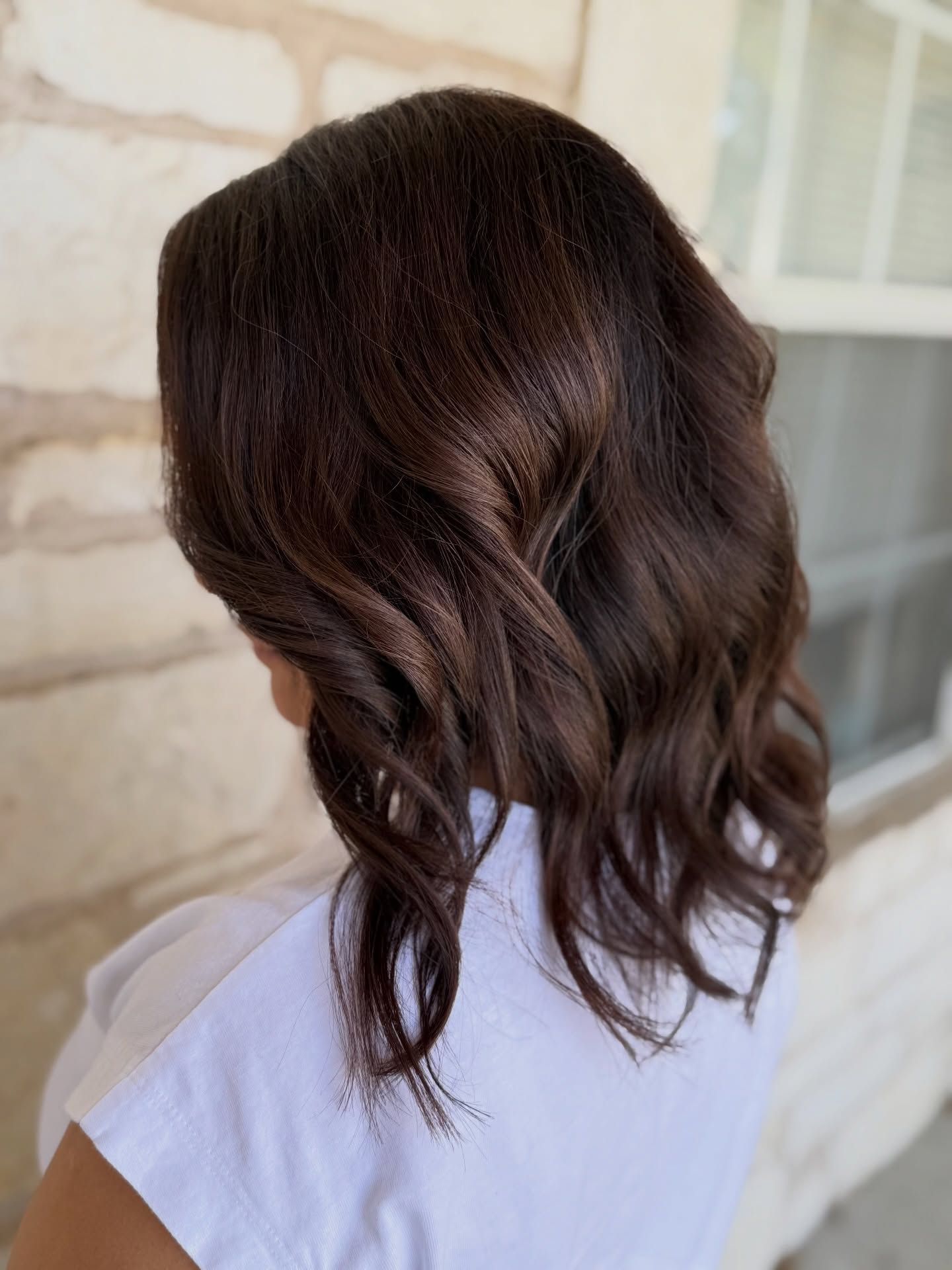 Silky smooth chocolatey goodness 🍫
Crafted to perfection by Jessica
#brunette #chocolate #springhair #stylinsalon #avedasalon