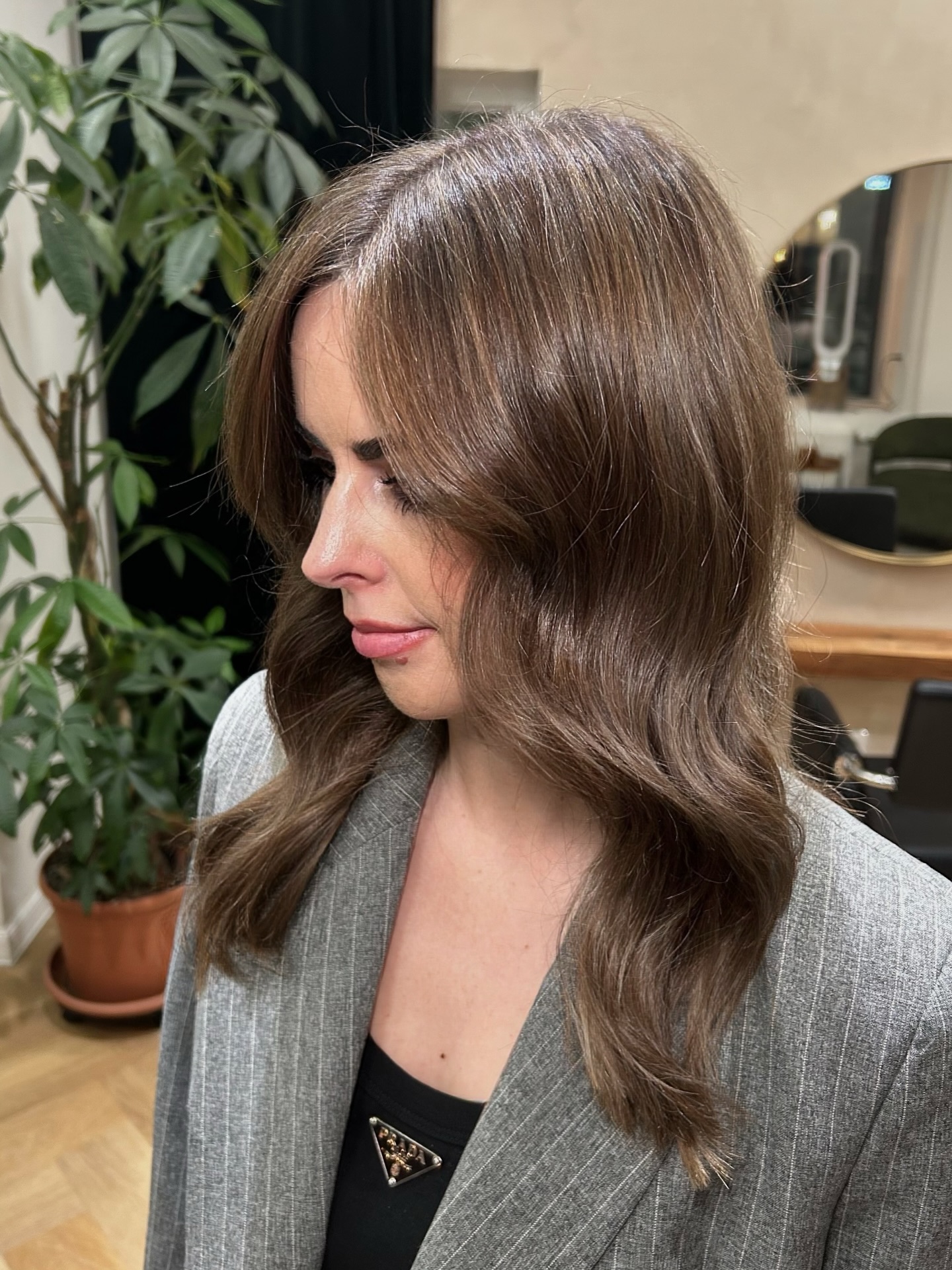 Goodbye Blond, hello natürliches Braun 🤎 - Made by Julie 🫶🏻
Sanfter Farbwechsel mit Tiefe, Glanz und einem unglaublich natürlichen Ergebnis.
#backtotheroots #brünette #balayagemünchen #hairinspo #colortransformation