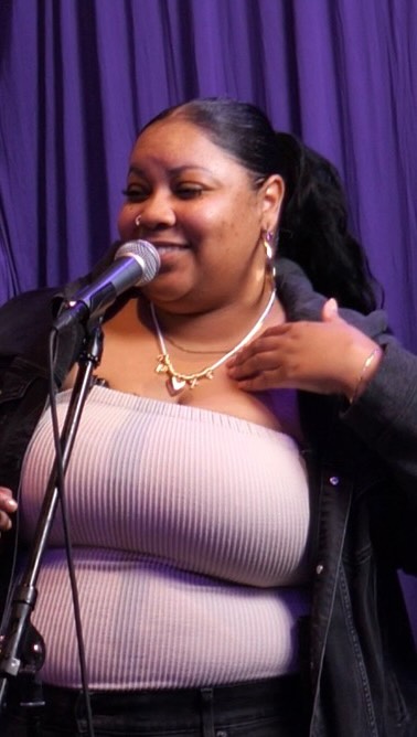 You ever taken the time to apologize to your body? For all the burdens carried and trauma unburied.. The fear we’ve allowed to make our decisions ..
“Apologize”
Performed live at Spotlight Poetry - March Feature 3/5
@spotlightpoetrylv 💜💜💜
🎥: @thechoseneye
#spokenword #spokenwordpoetry
#spokenwordartist #poetry #poetrycommunity